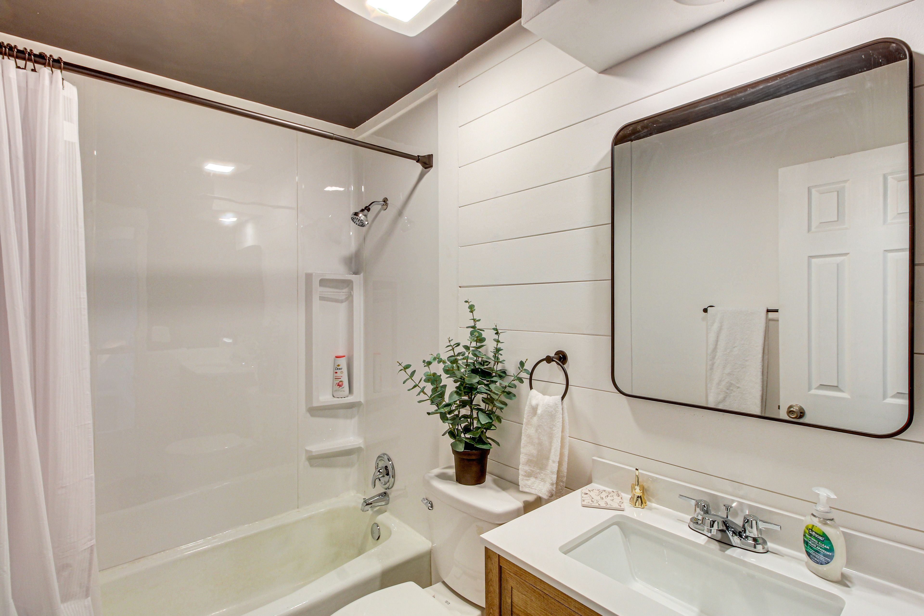 Full Bathroom | 2nd Floor