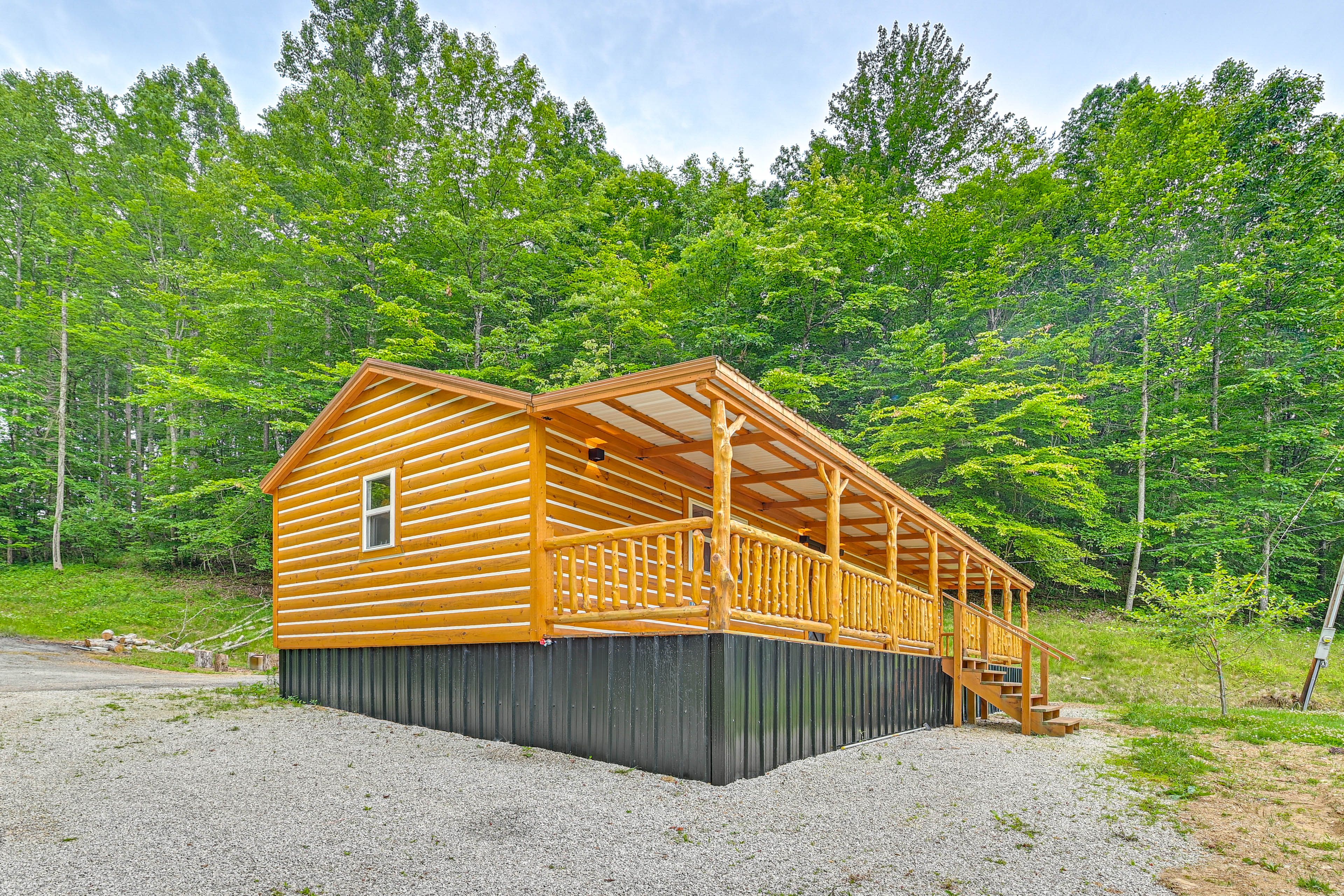 Cabin Exterior | Covered Deck