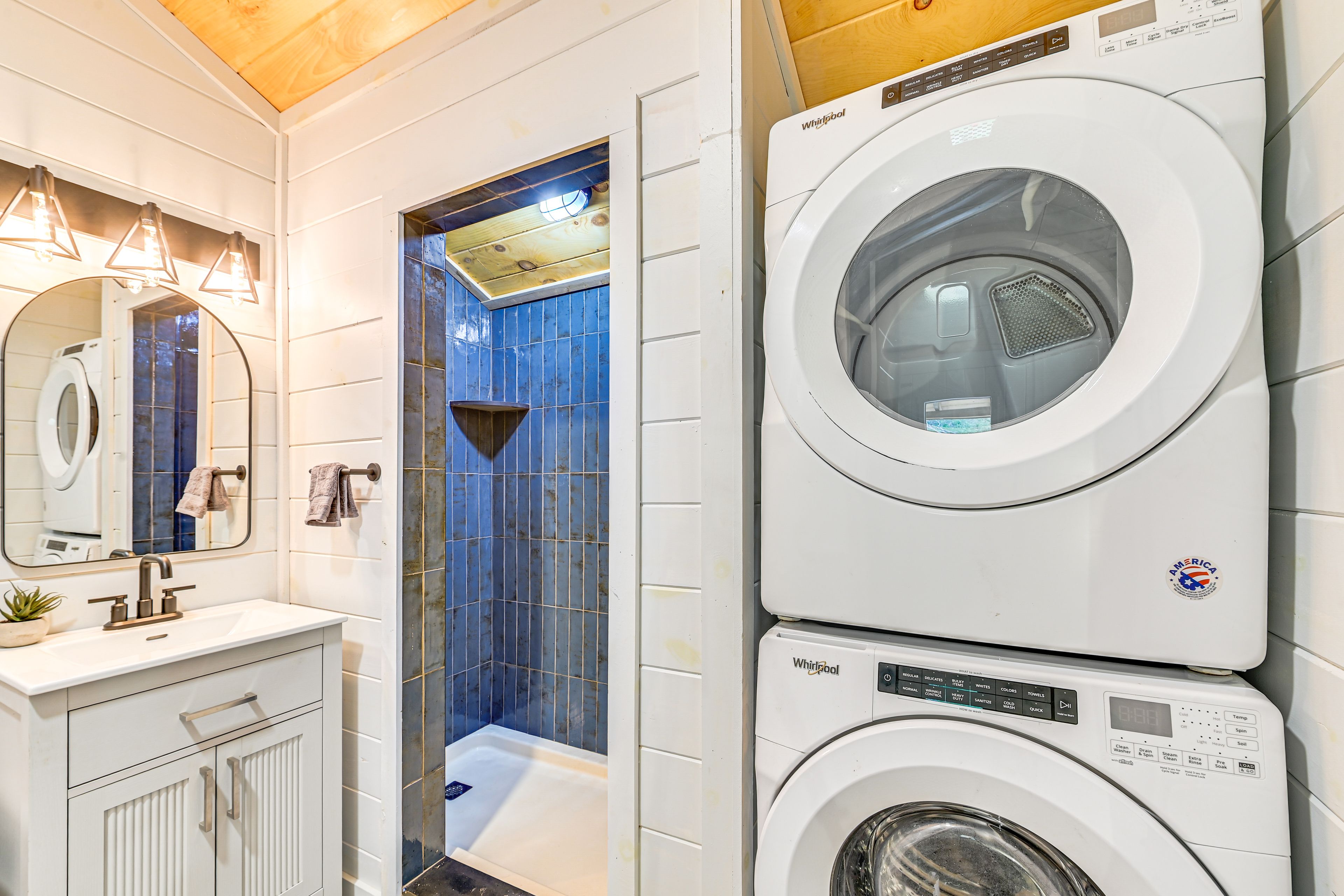 Full Bathroom | Towels Provided | Laundry