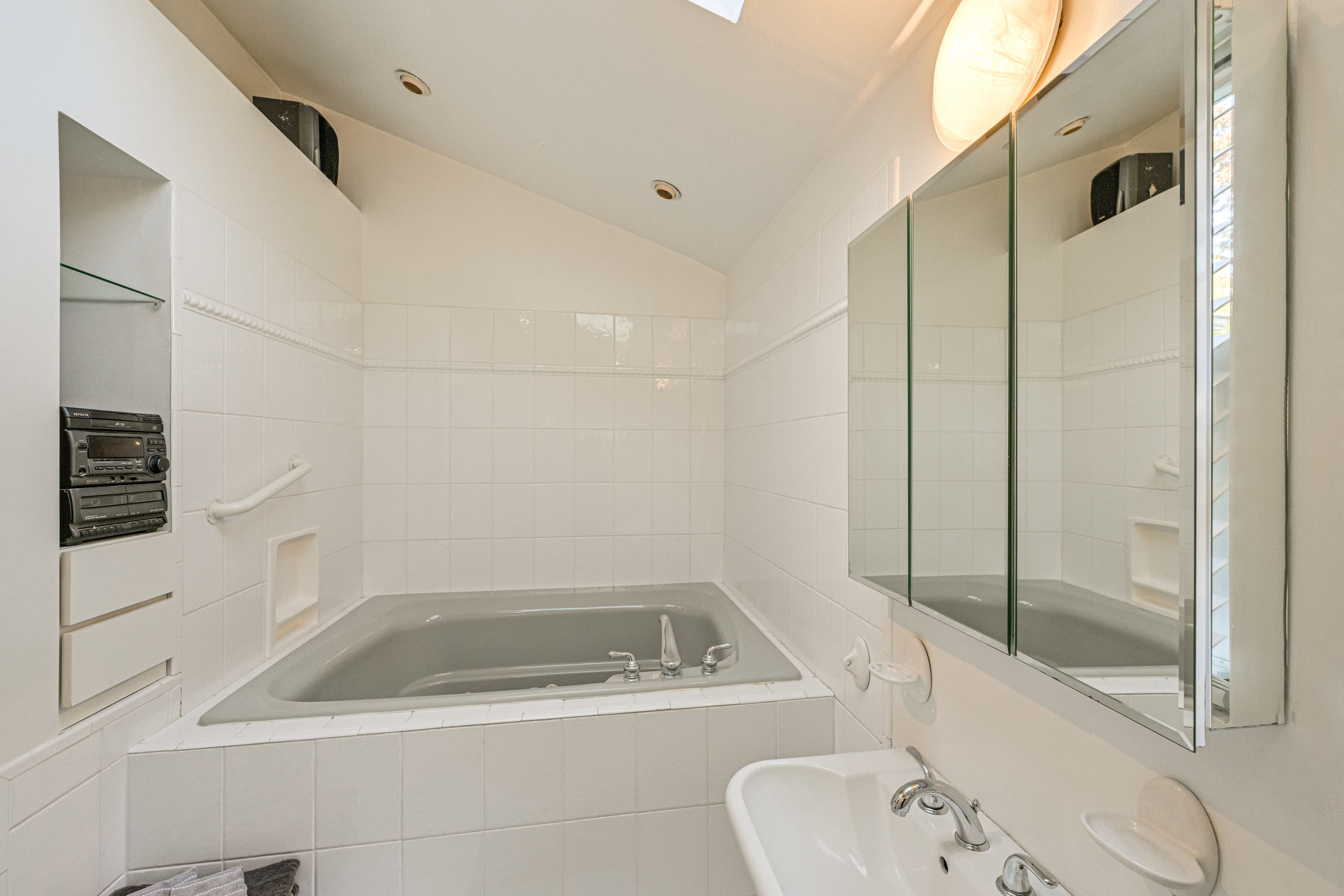 En-Suite Bathroom | 2nd Floor | Jetted Tub | Towels Provided