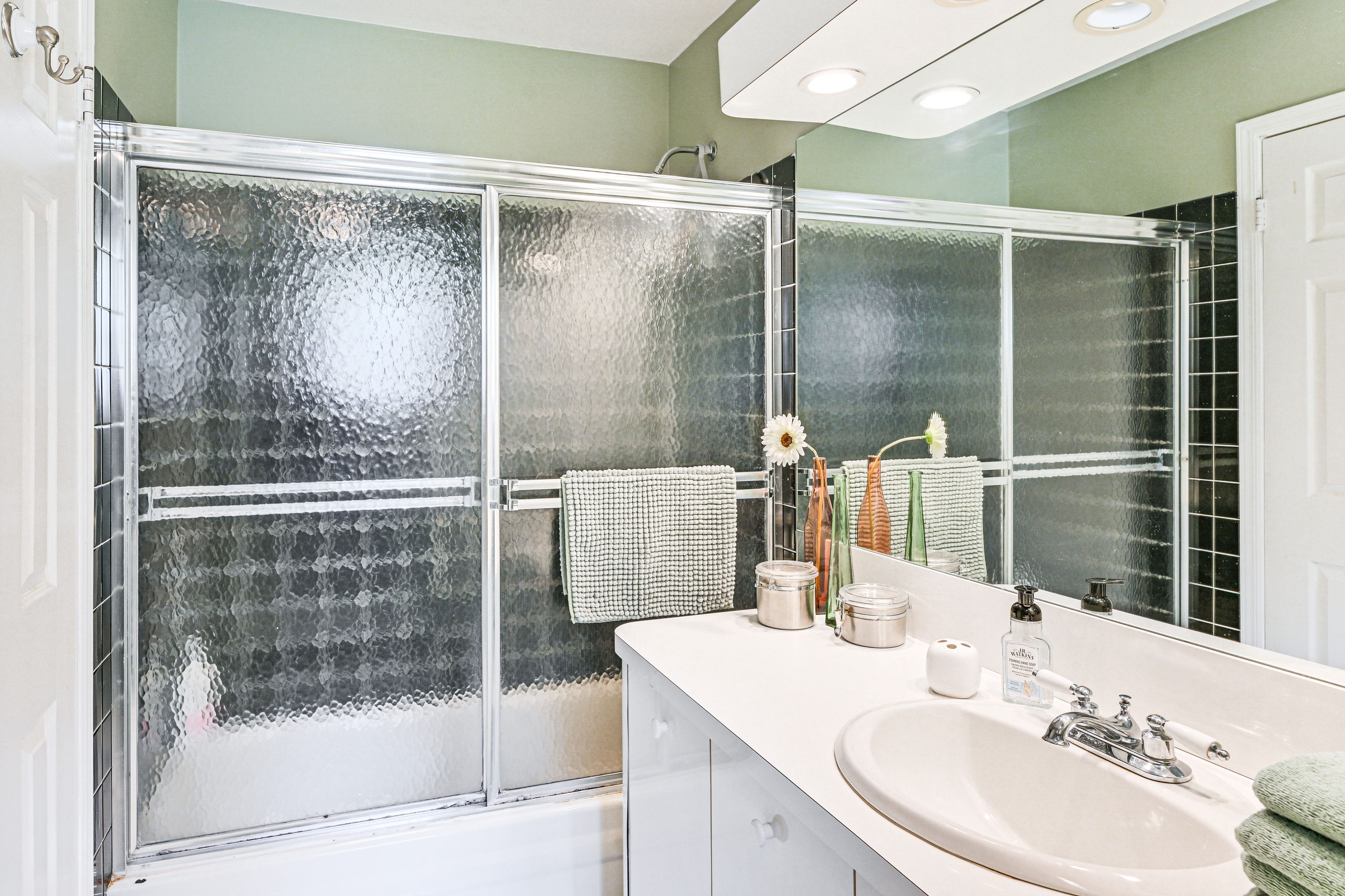 Full Bathroom | 2nd Floor