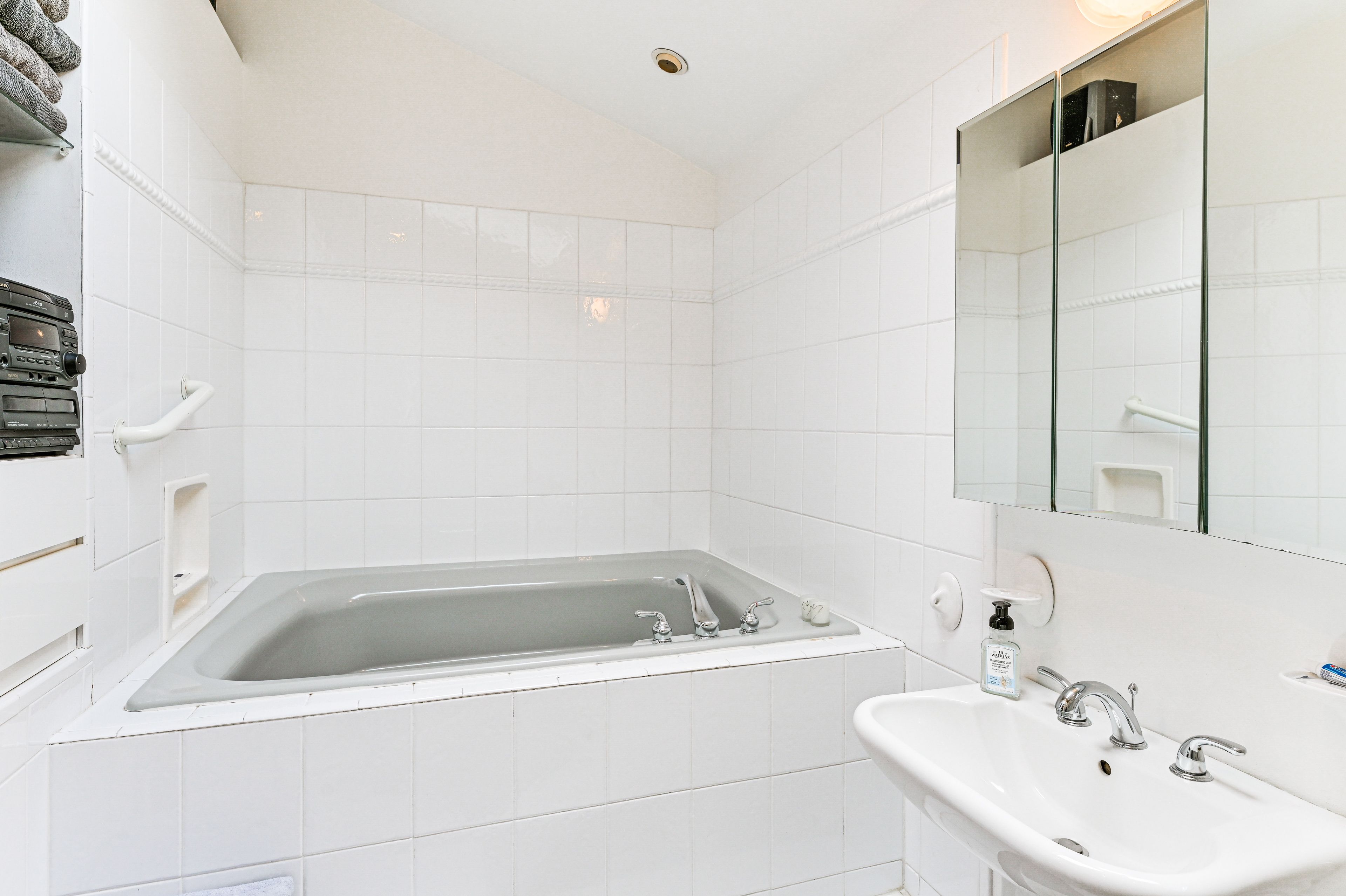 En-Suite Bathroom | 2nd Floor | Jetted Tub | Towels Provided