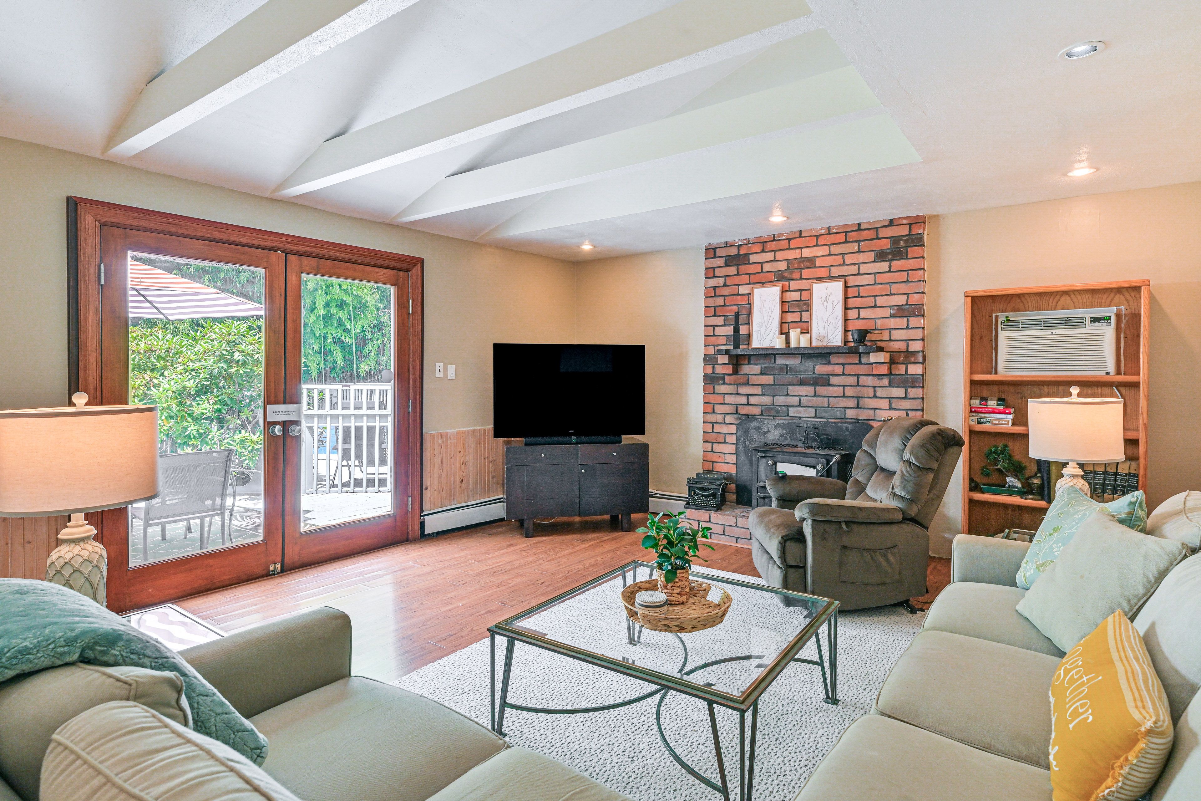 Den | 1st Floor | Smart TV | Central Heating