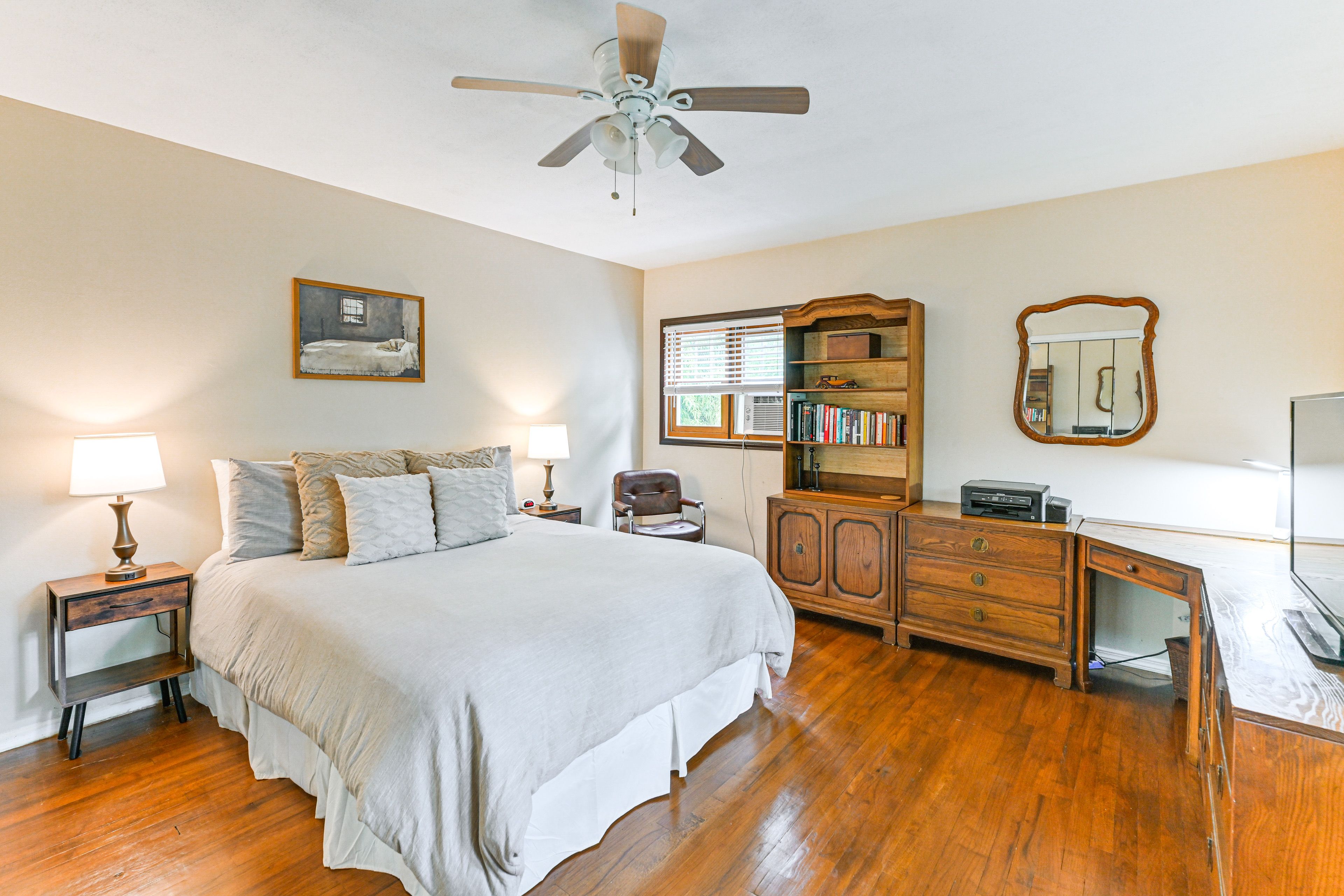 Bedroom 2 | 2nd Floor | Queen Bed | Laptop-Friendly Workspace