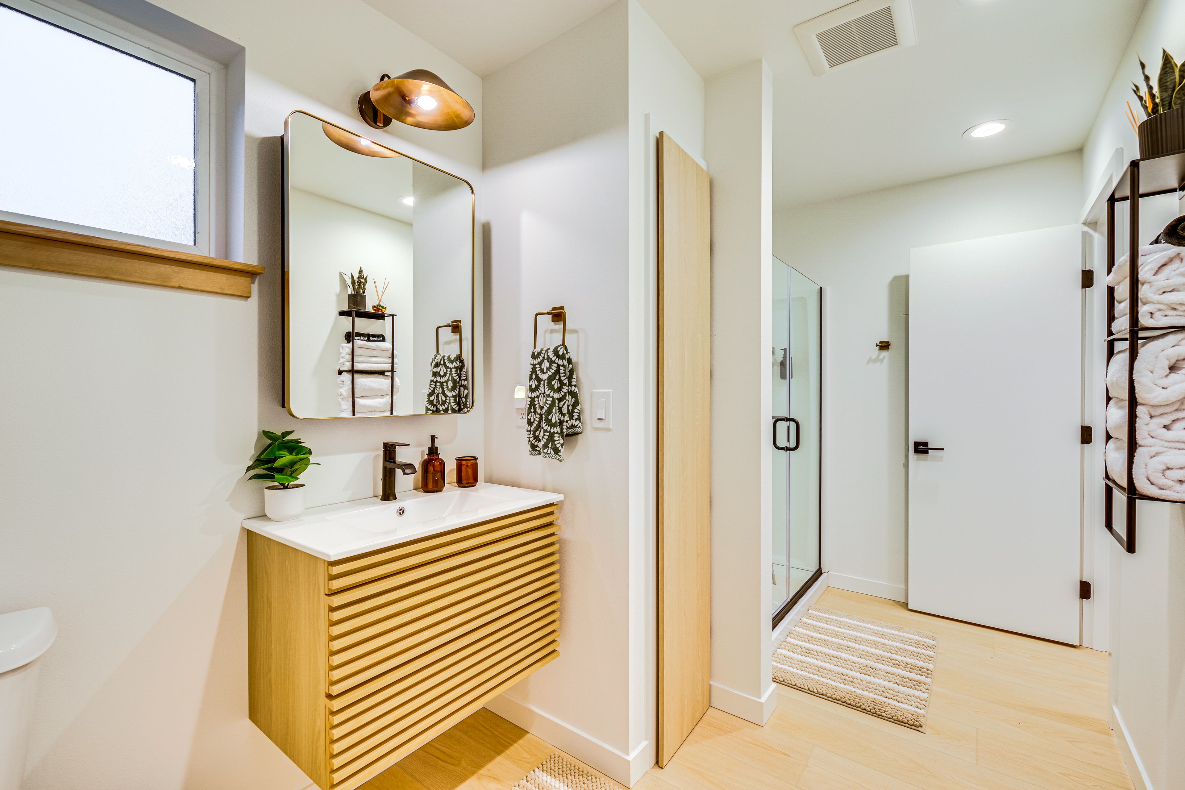 Full Bathroom | 1st Floor | Towels Provided | Complimentary Toiletries