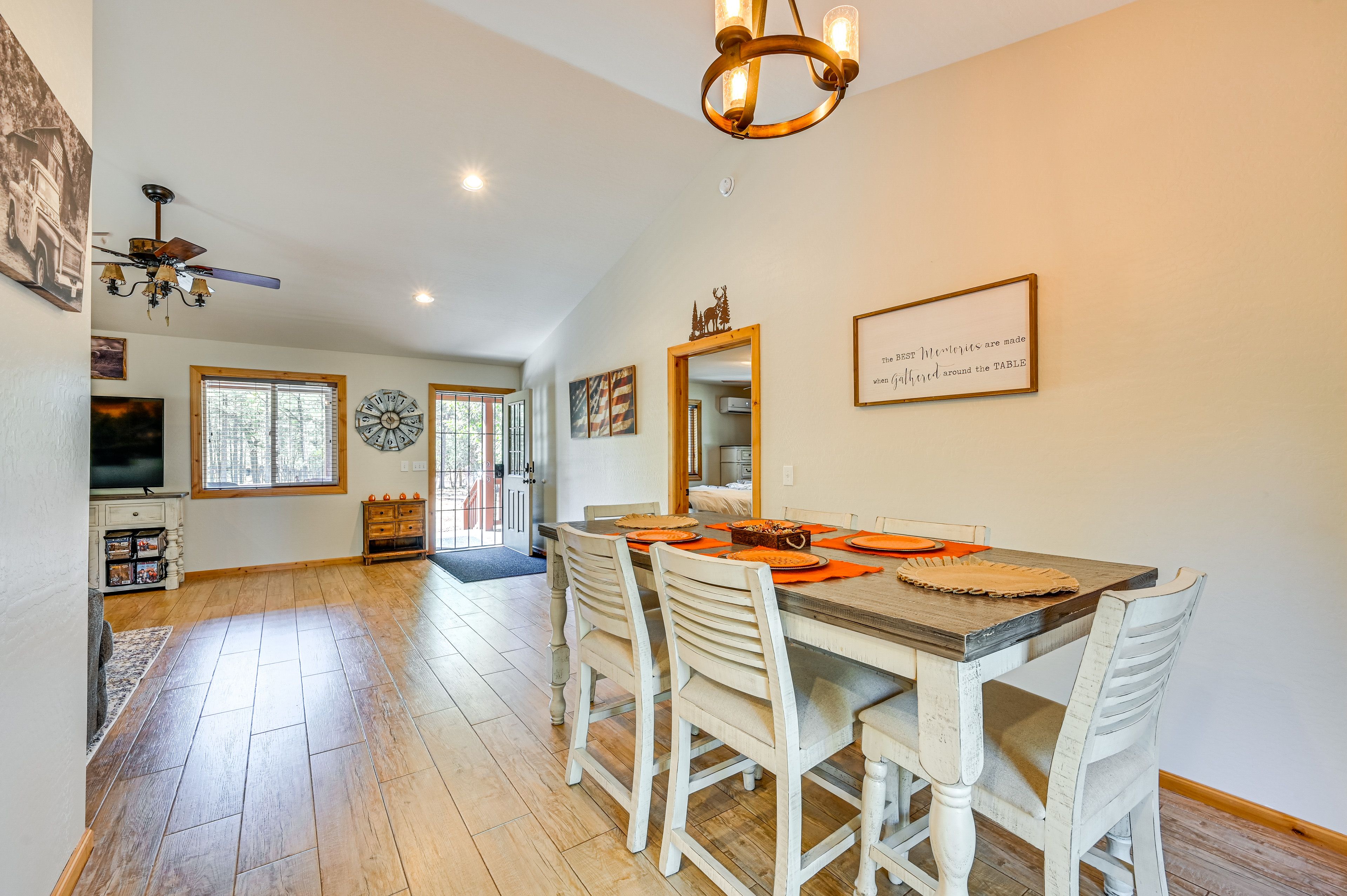 Dining Area | Dishware/Flatware Provided