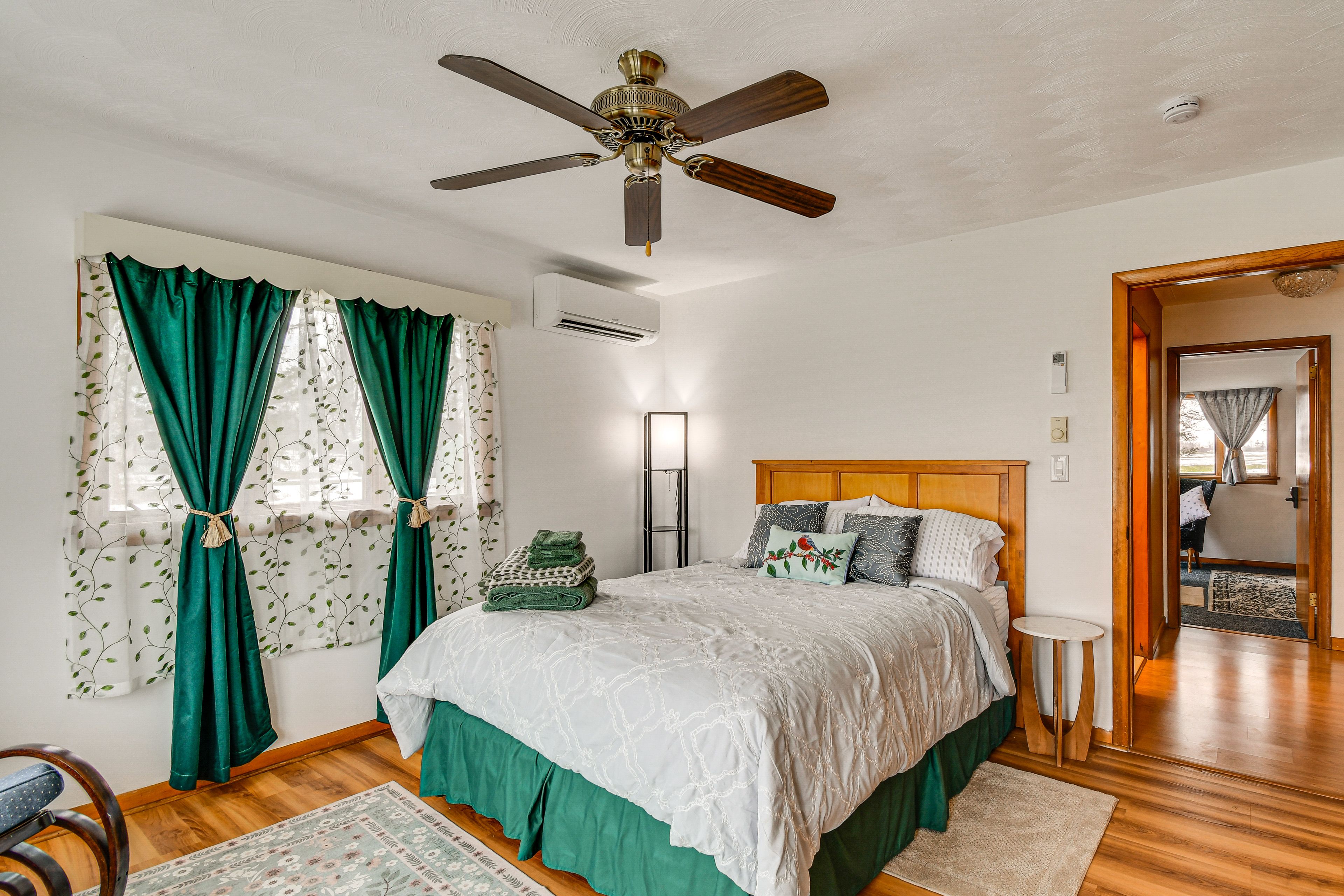 Bedroom 1 | Queen Bed