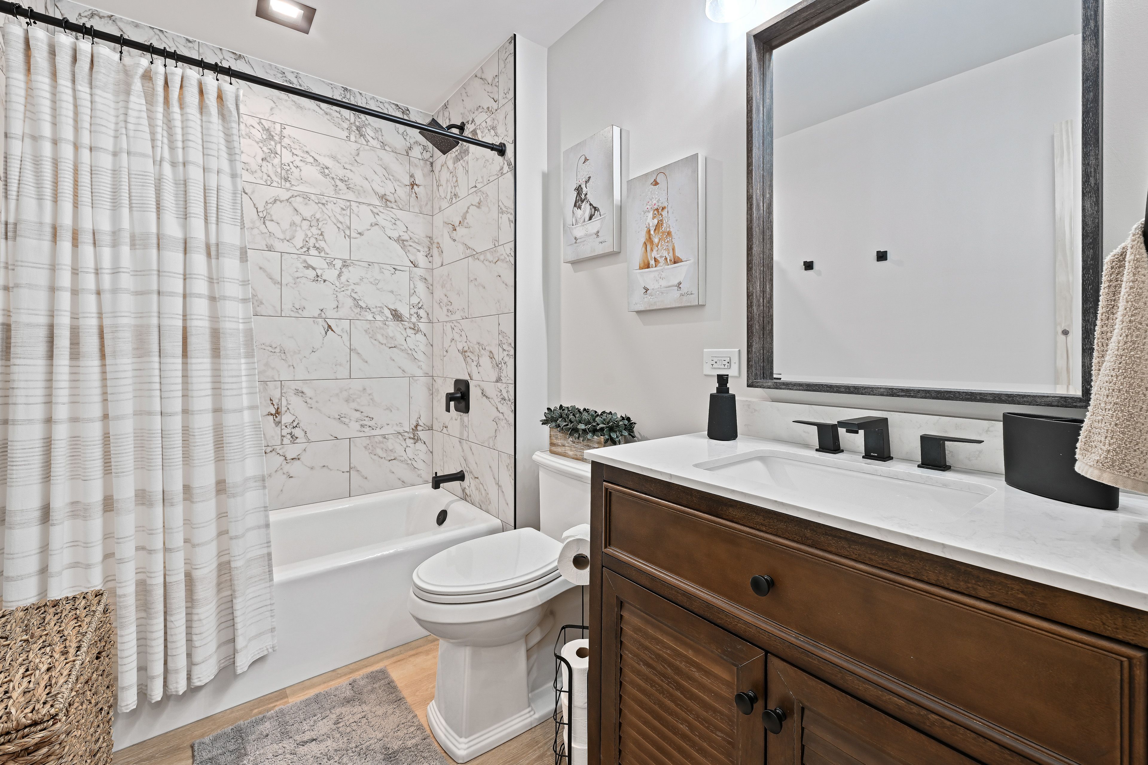 Full Bathroom | 2nd Floor | Towels Provided