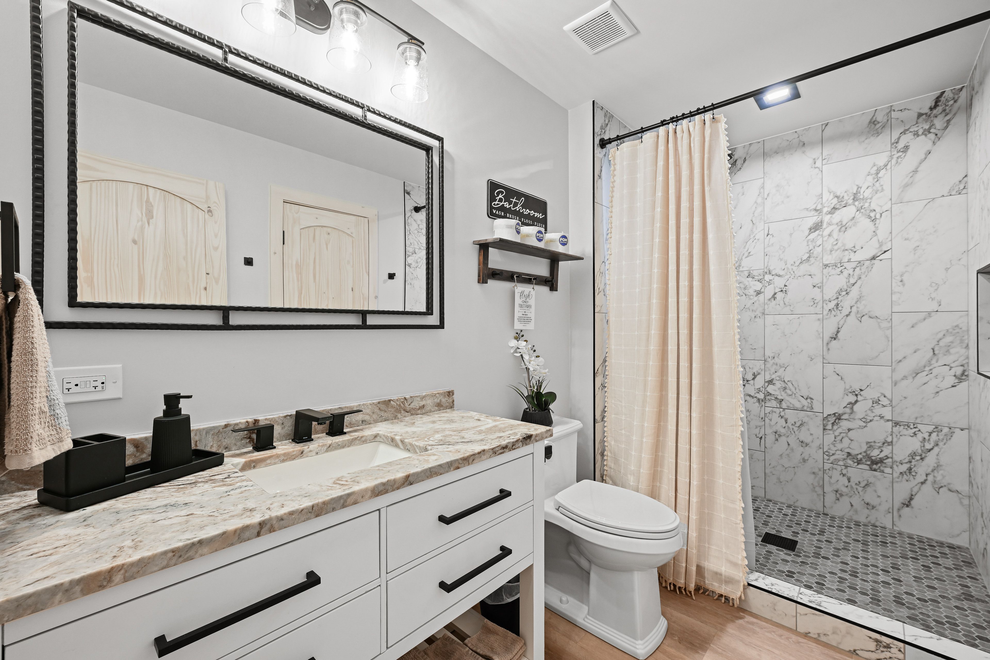 Full Bathroom | 1st Floor | Towels Provided