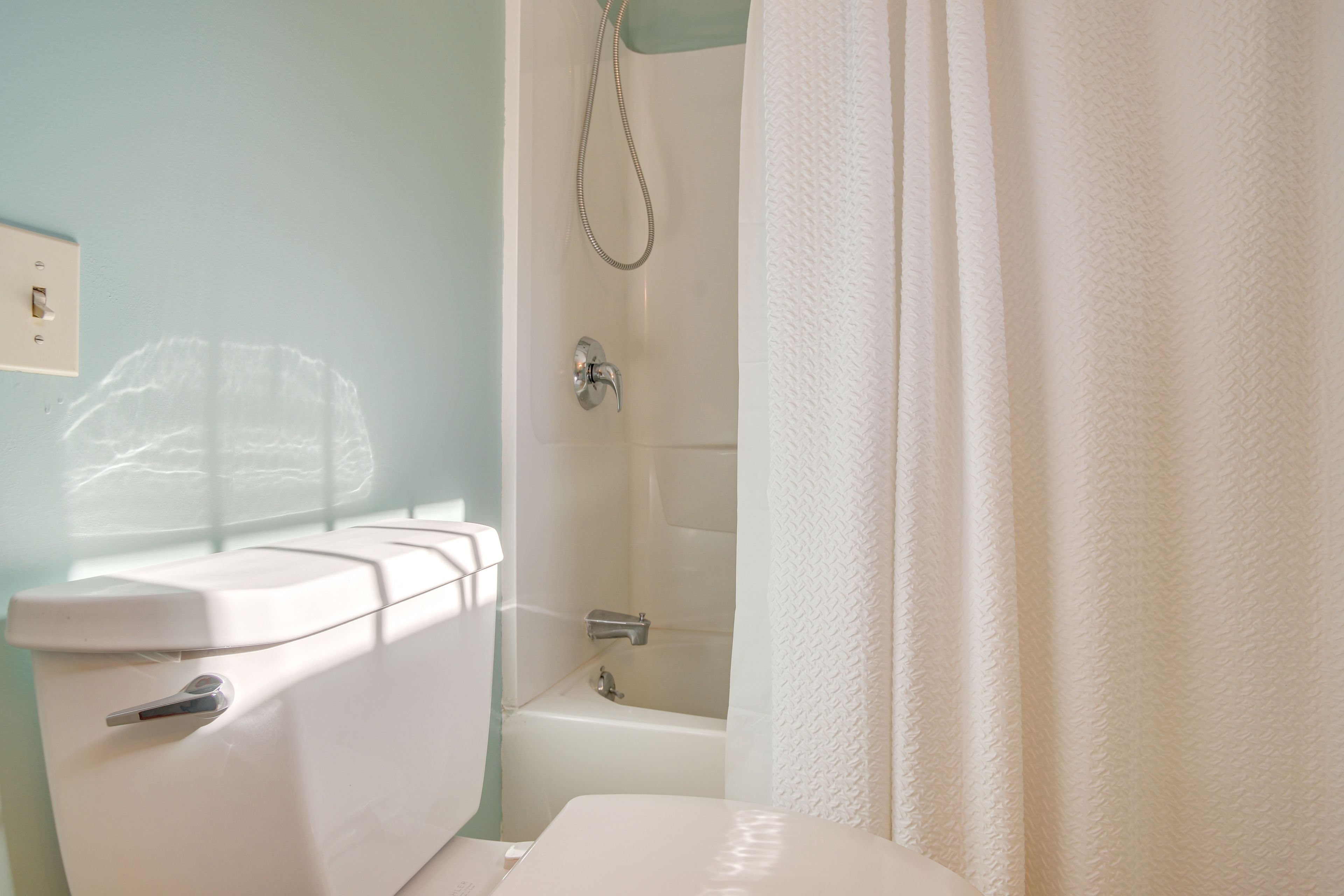 Full Bathroom | Towels Provided