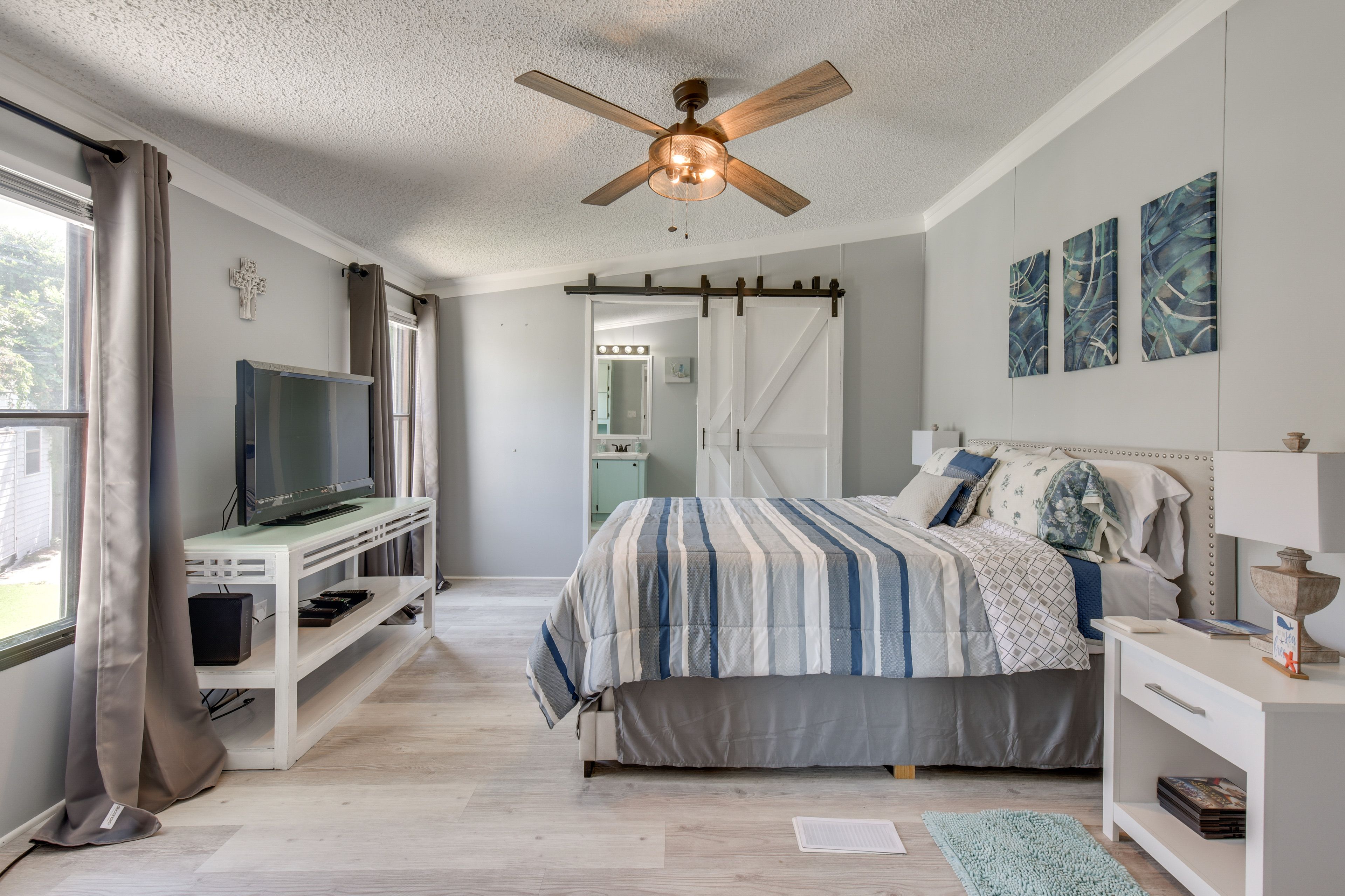 Bedroom 1 | Queen Bed | Smart TV