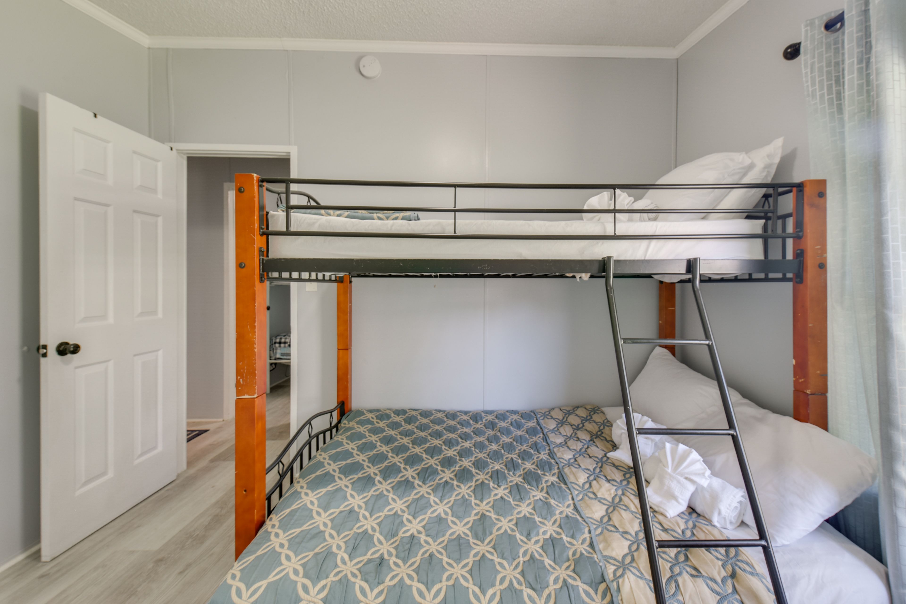 Bedroom 3 | Twin/Full Bunk Bed