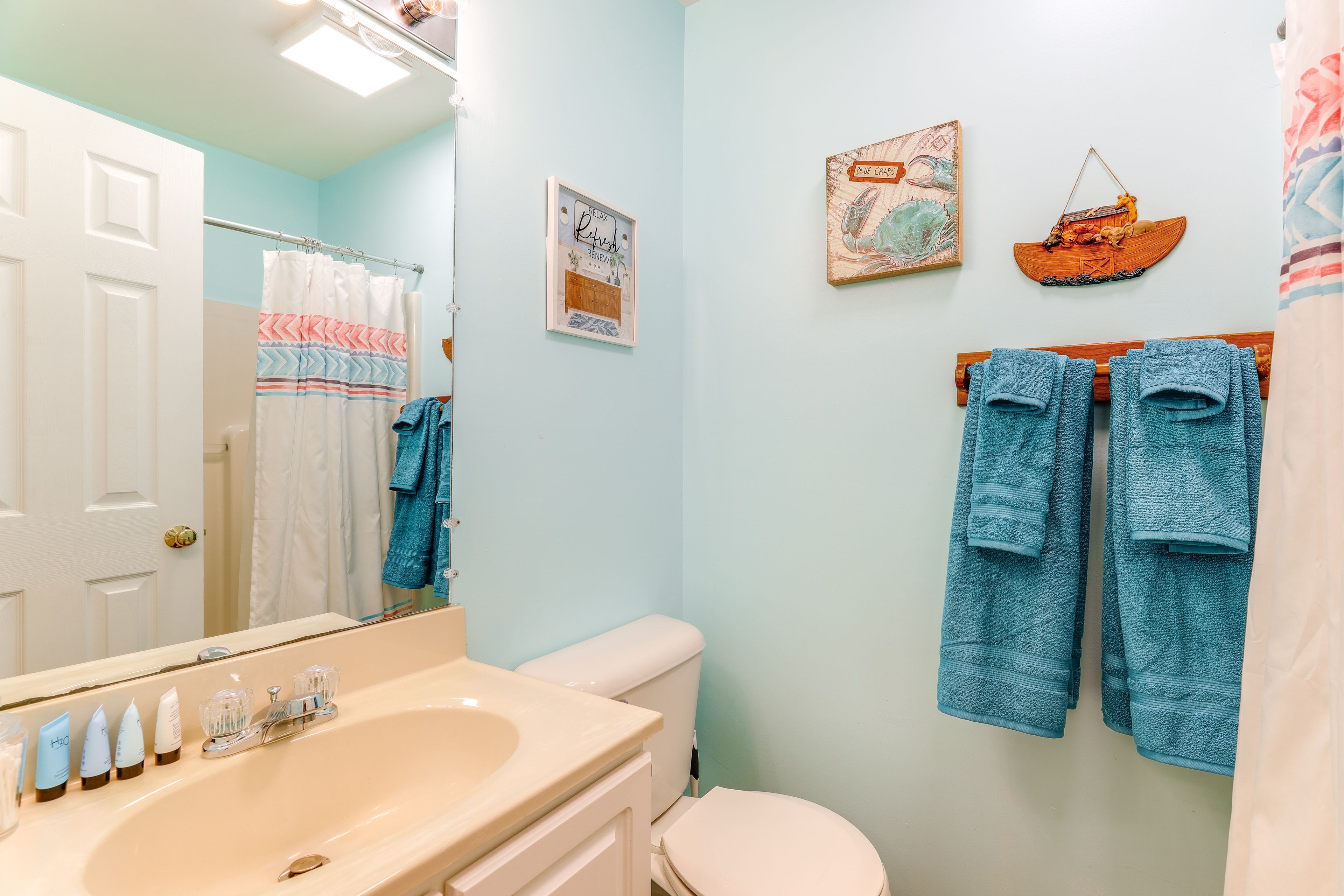 Full Bathroom | Towels Provided | Complimentary Toiletries
