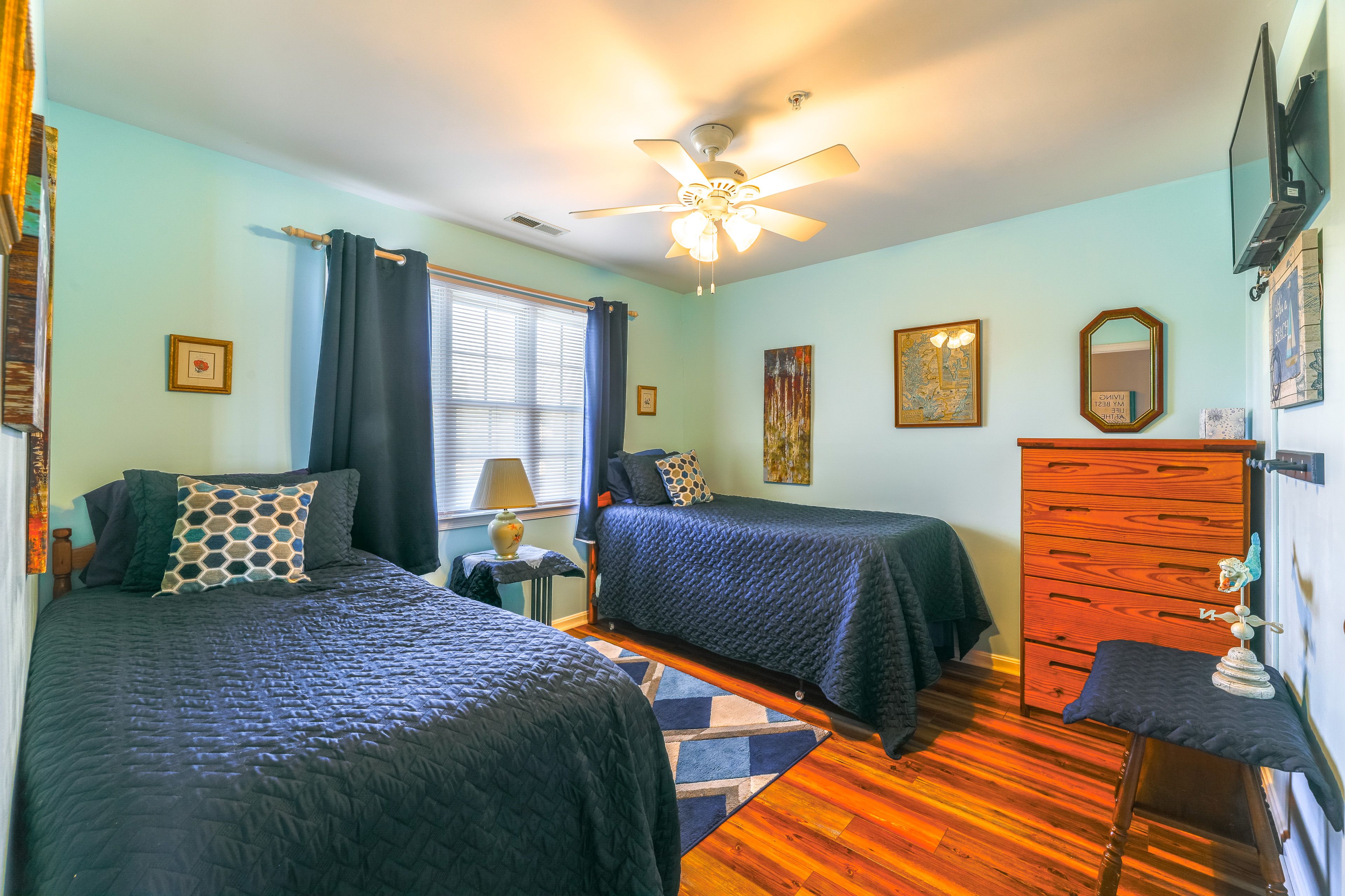 Bedroom 2 | 2 Twin Bed | Flat-Screen TVs