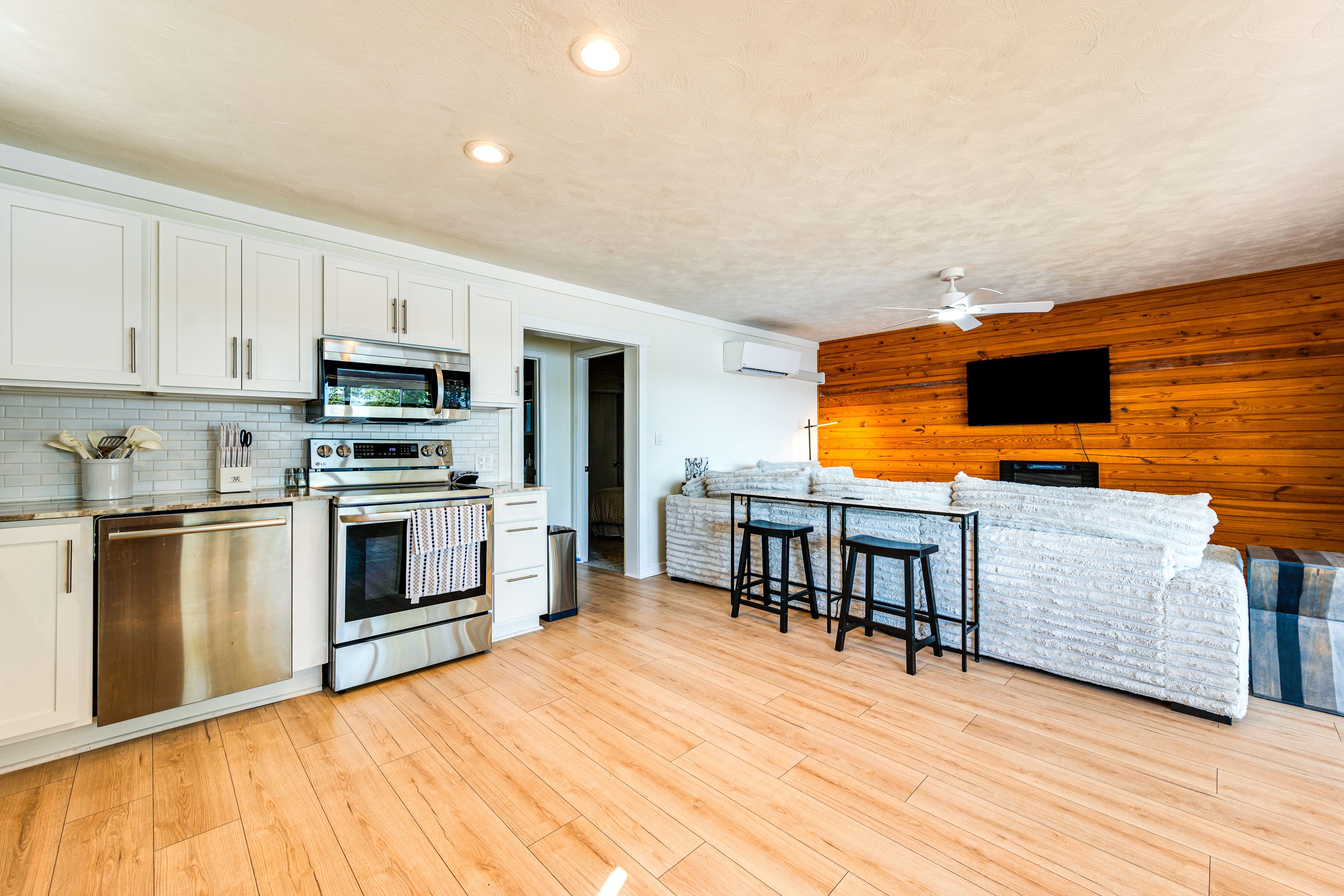 Breakfast Bar | Dishware/Flatware Provided
