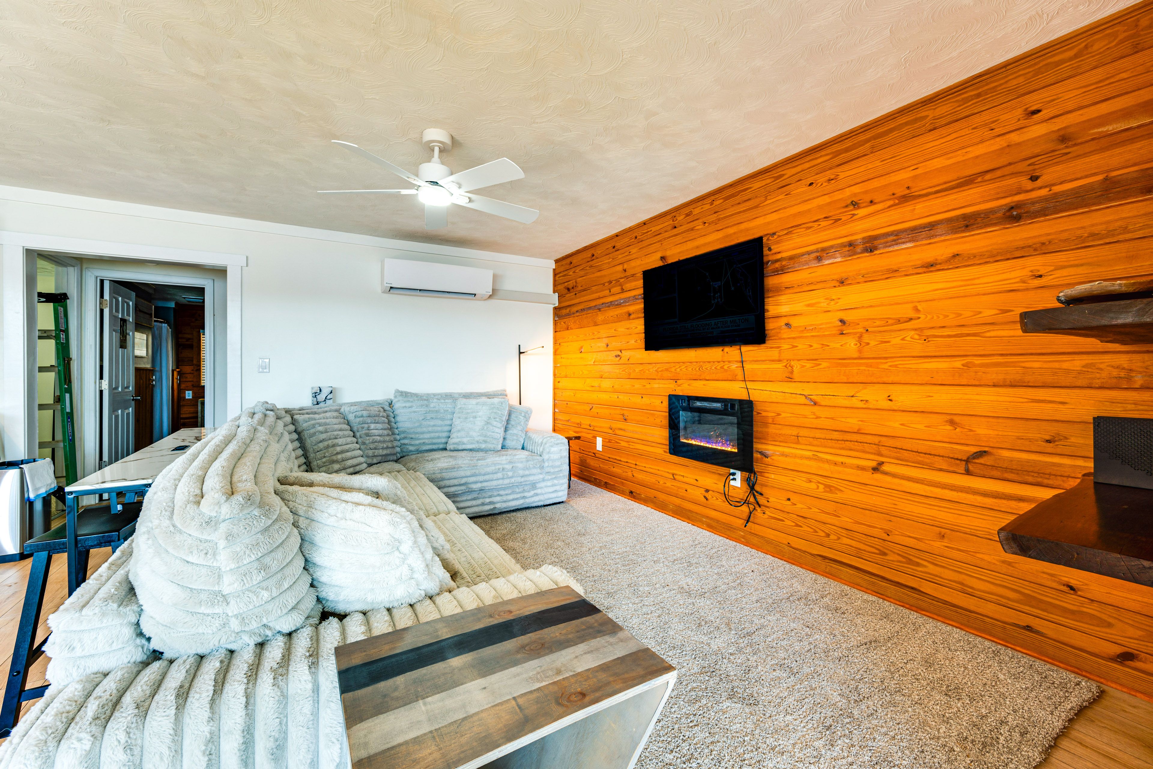 Living Room | Smart TV w/ Cable
