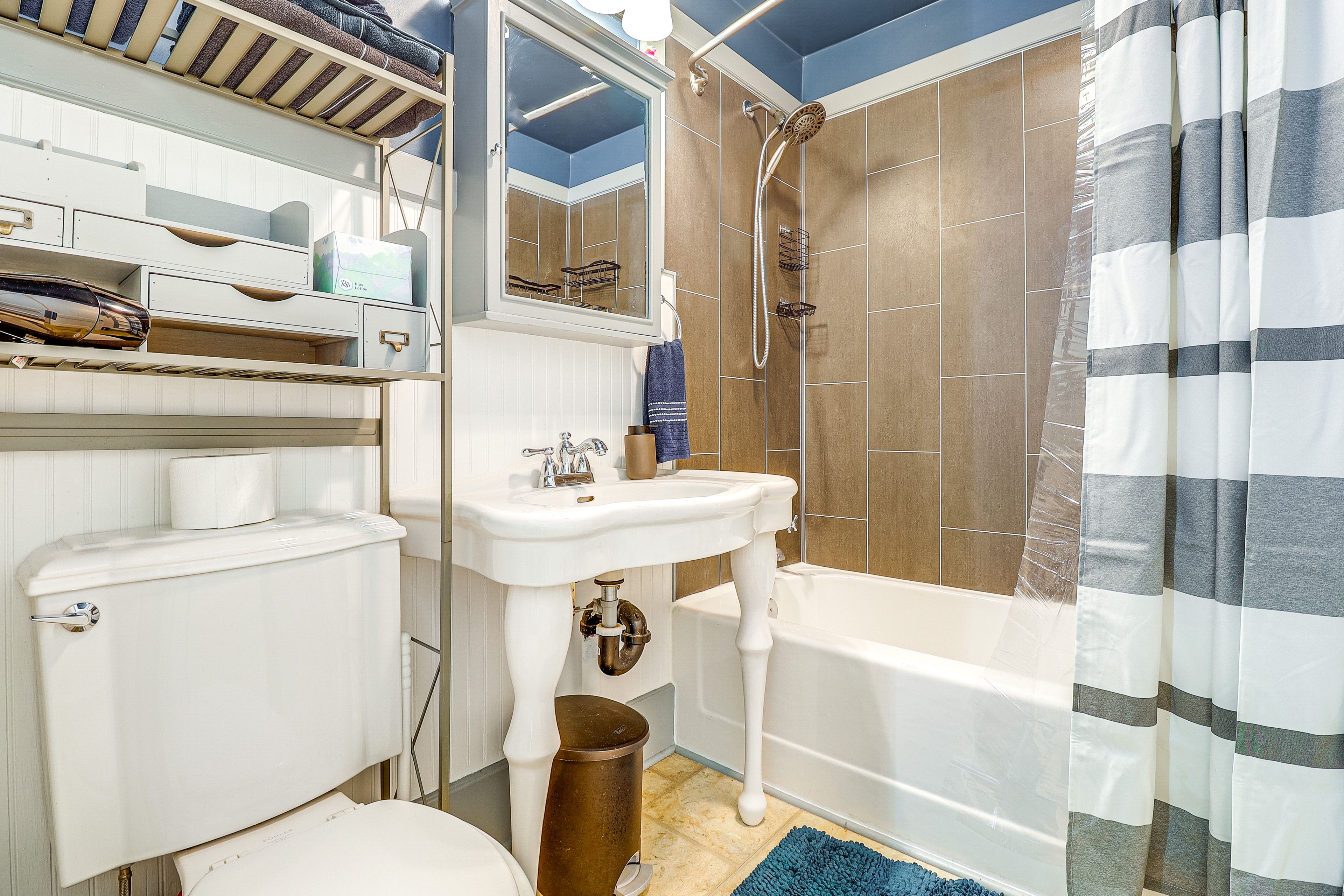Full Bathroom | Towels Provided | Main Floor