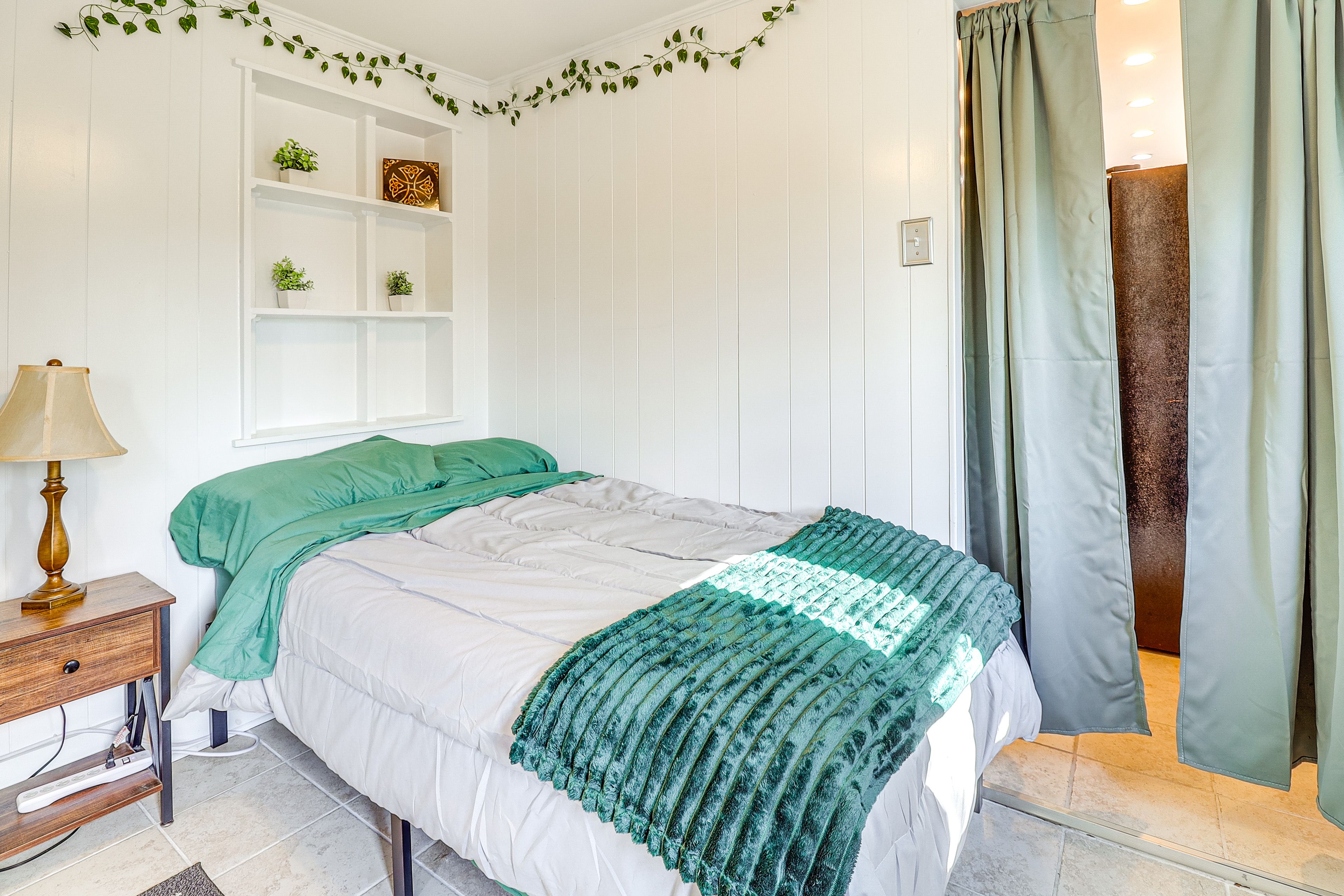 Bedroom 3 | Twin Bed | Hangers | Main Floor