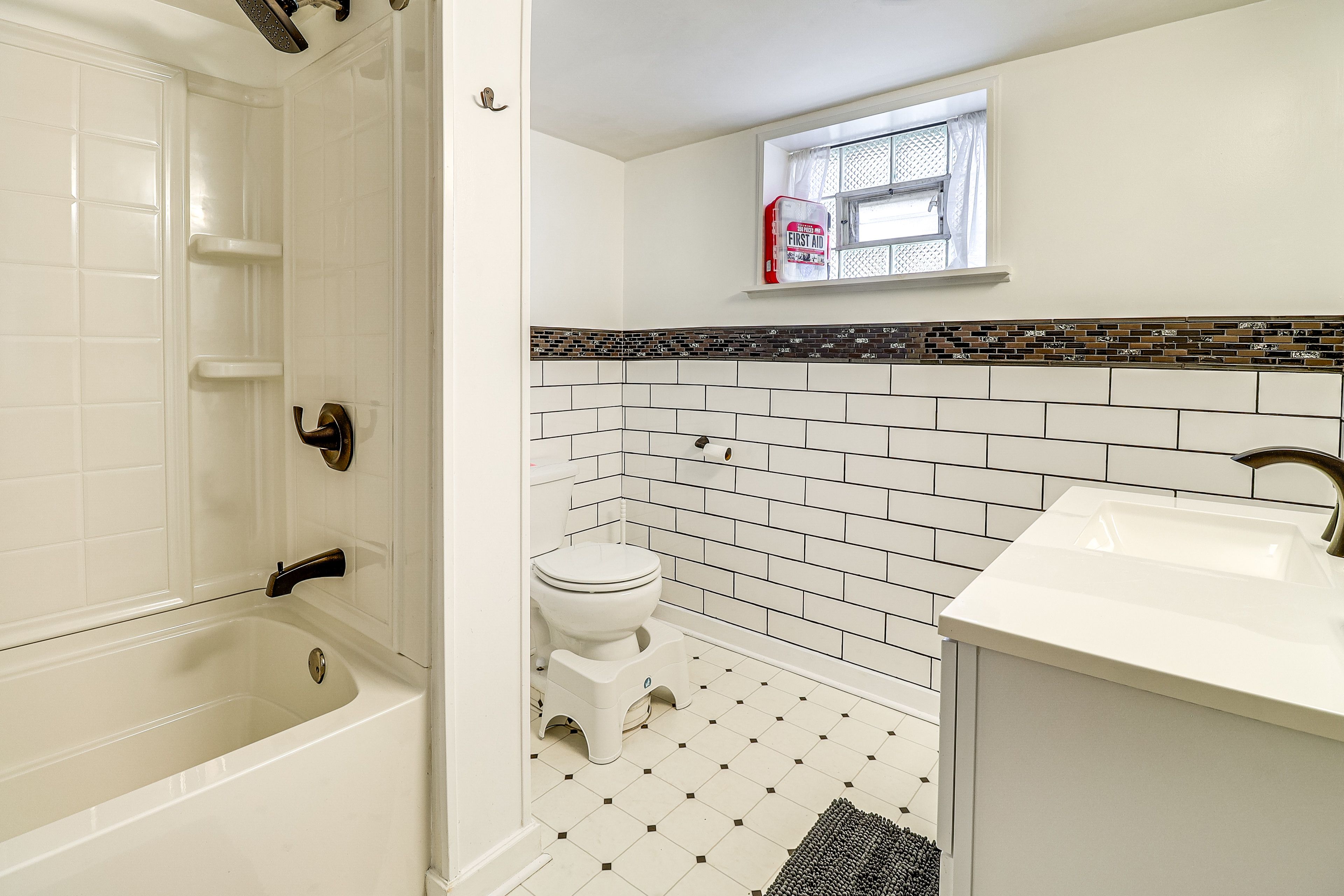 Full Bathroom | Hair Dryer | Basement Floor