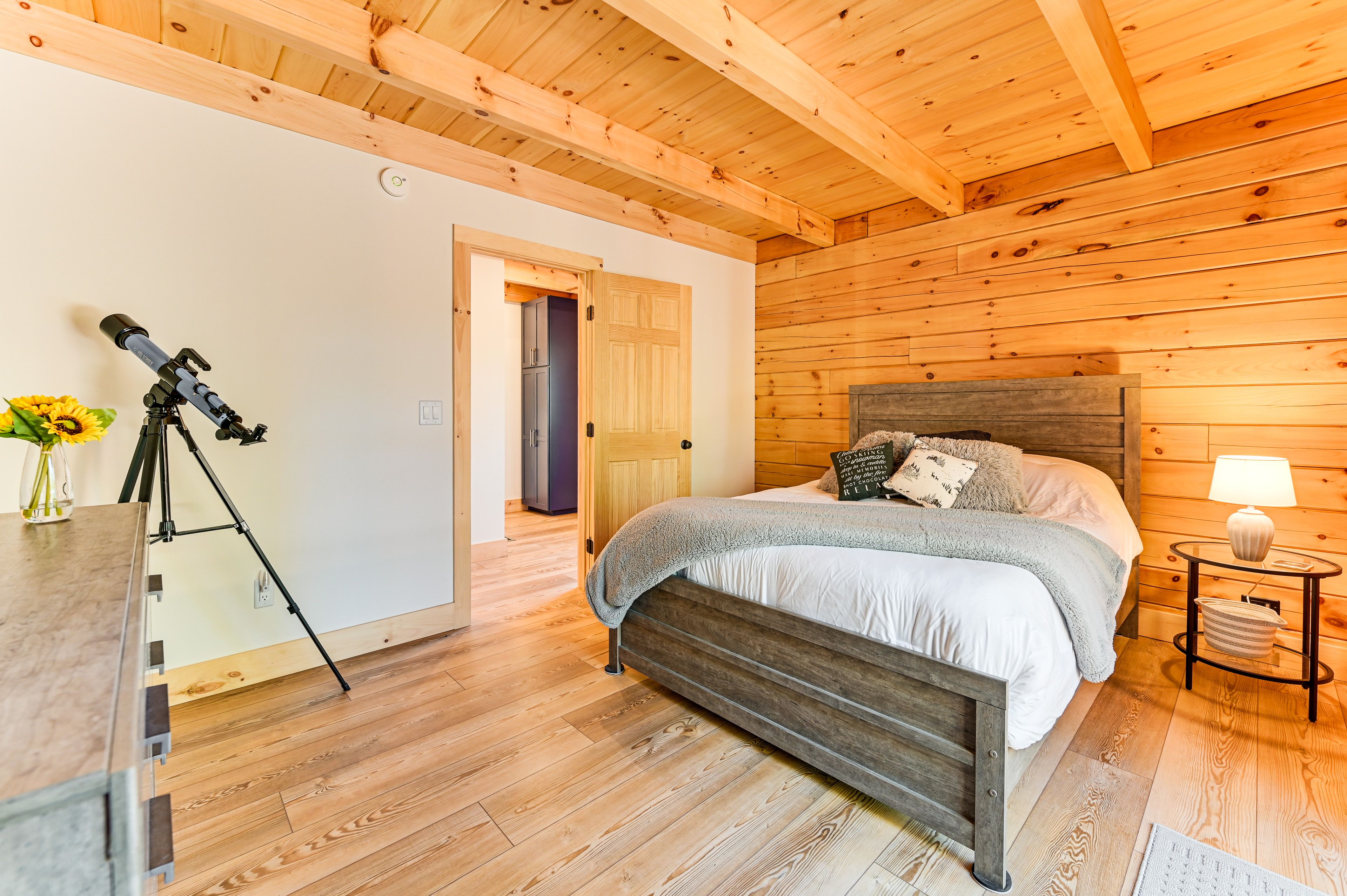 Bedroom 2 | 1st Floor | Queen Bed | Telescope | Smart TV | Deck Access