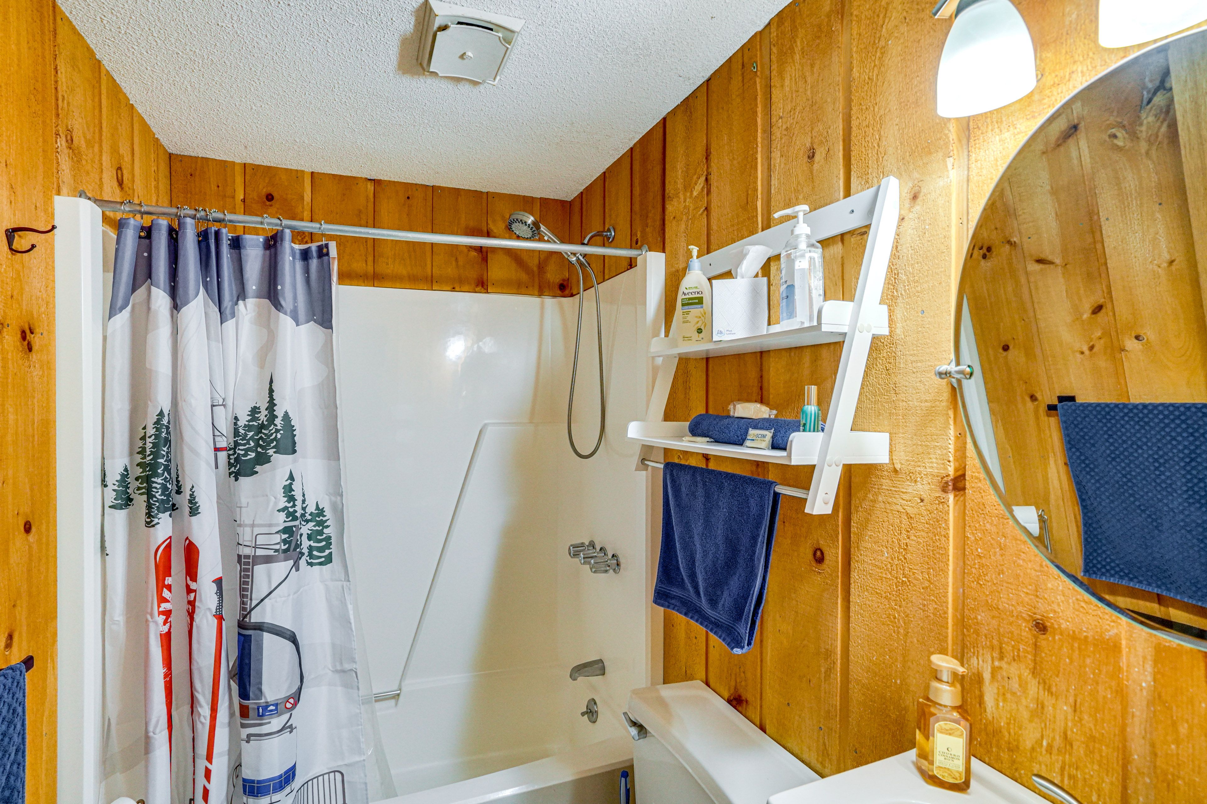 Full Bathroom | 1st Floor | Complimentary Toiletries