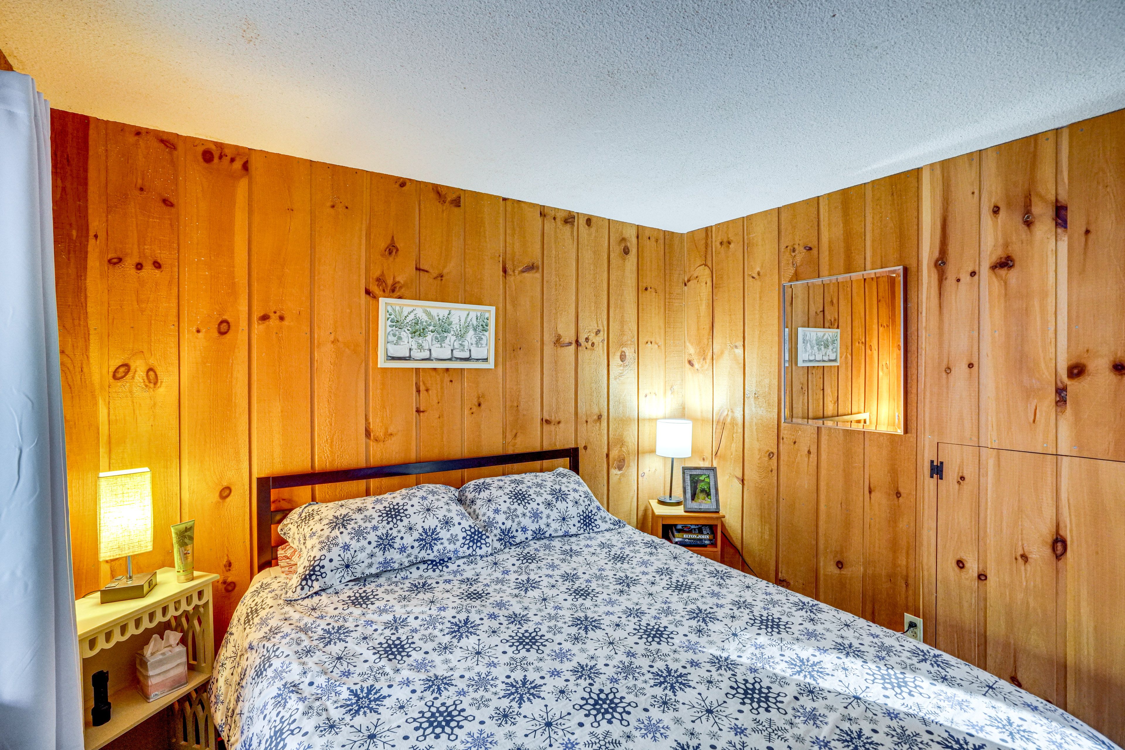 Bedroom 2 | 1st Floor | Queen Bed | Smart TV