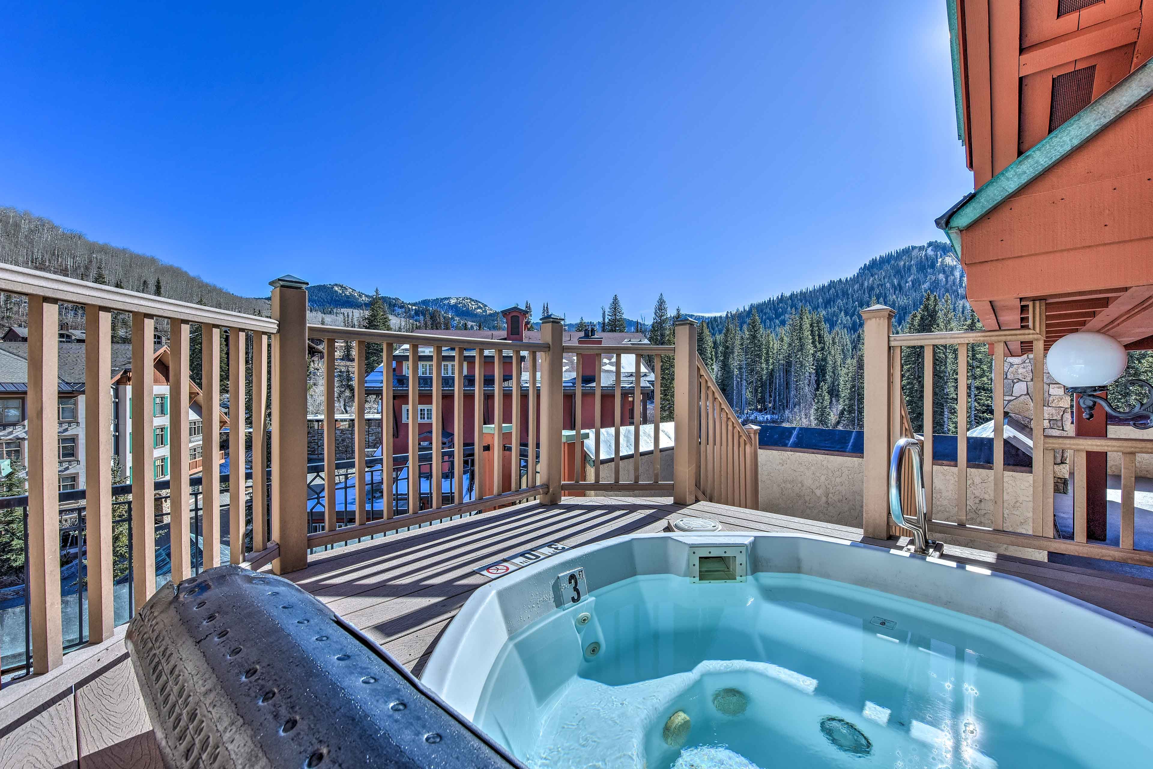 Community Rooftop Hot Tub | Slope Views