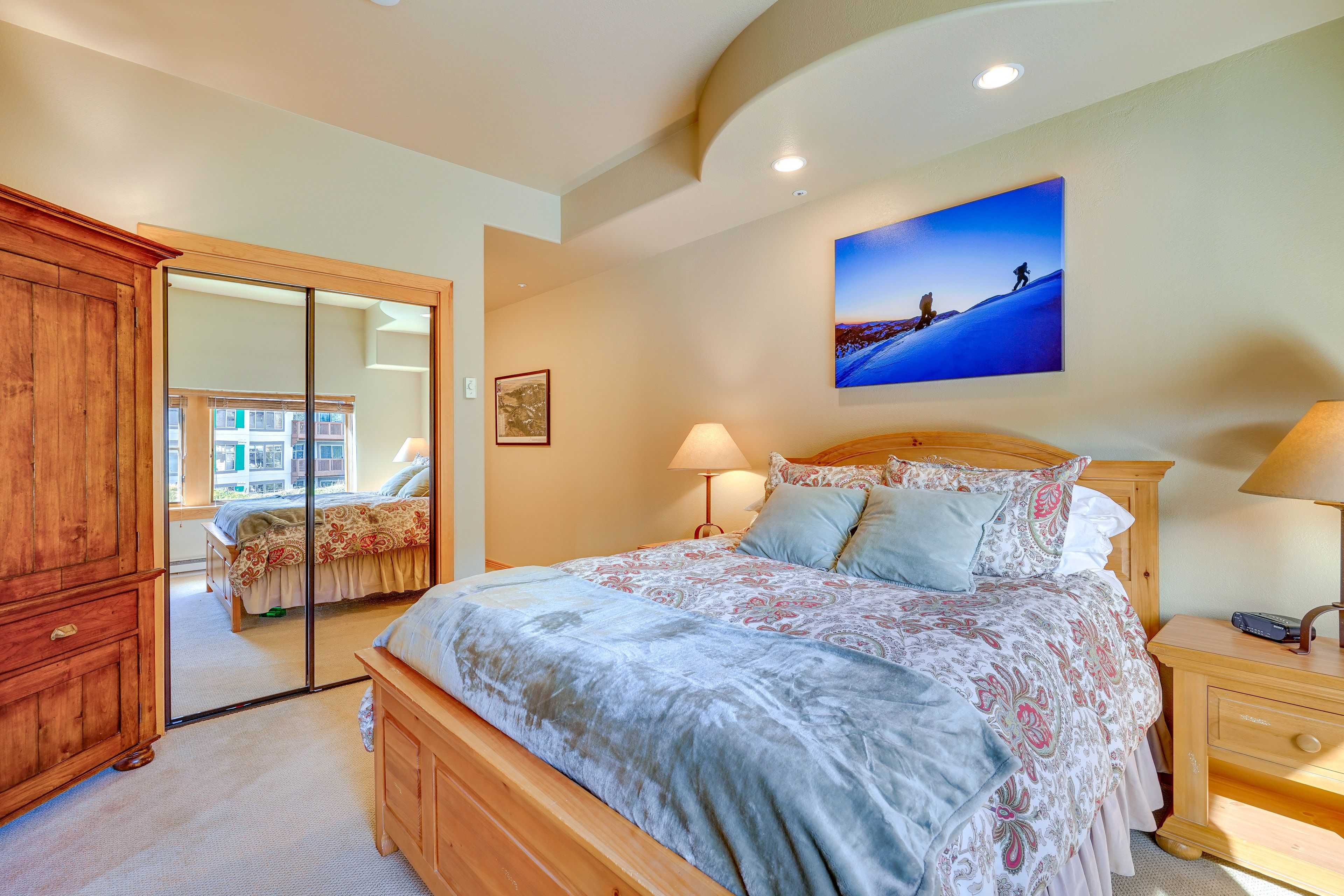 Bedroom 1 | Queen Bed