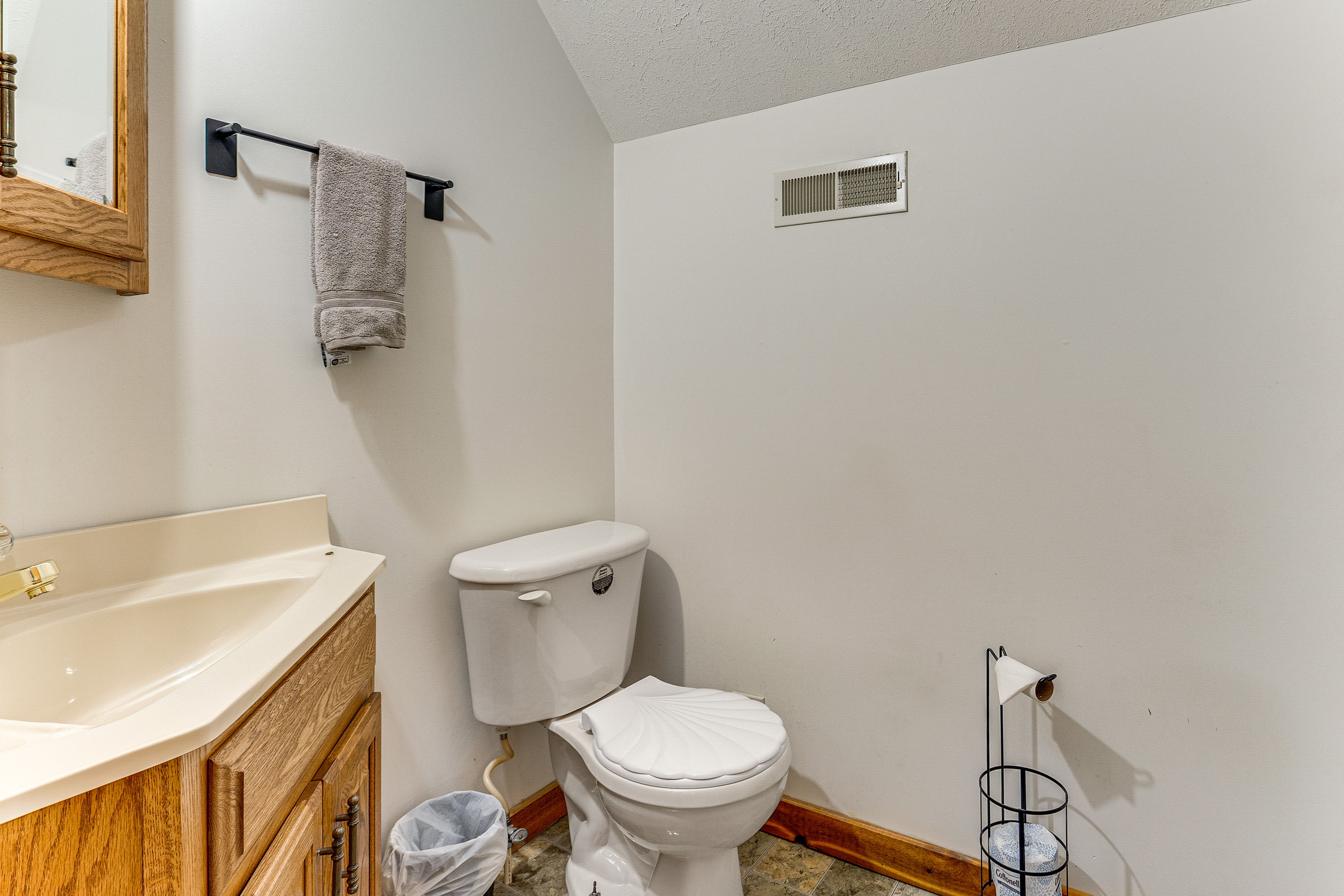 Full Bathroom | 3rd Floor