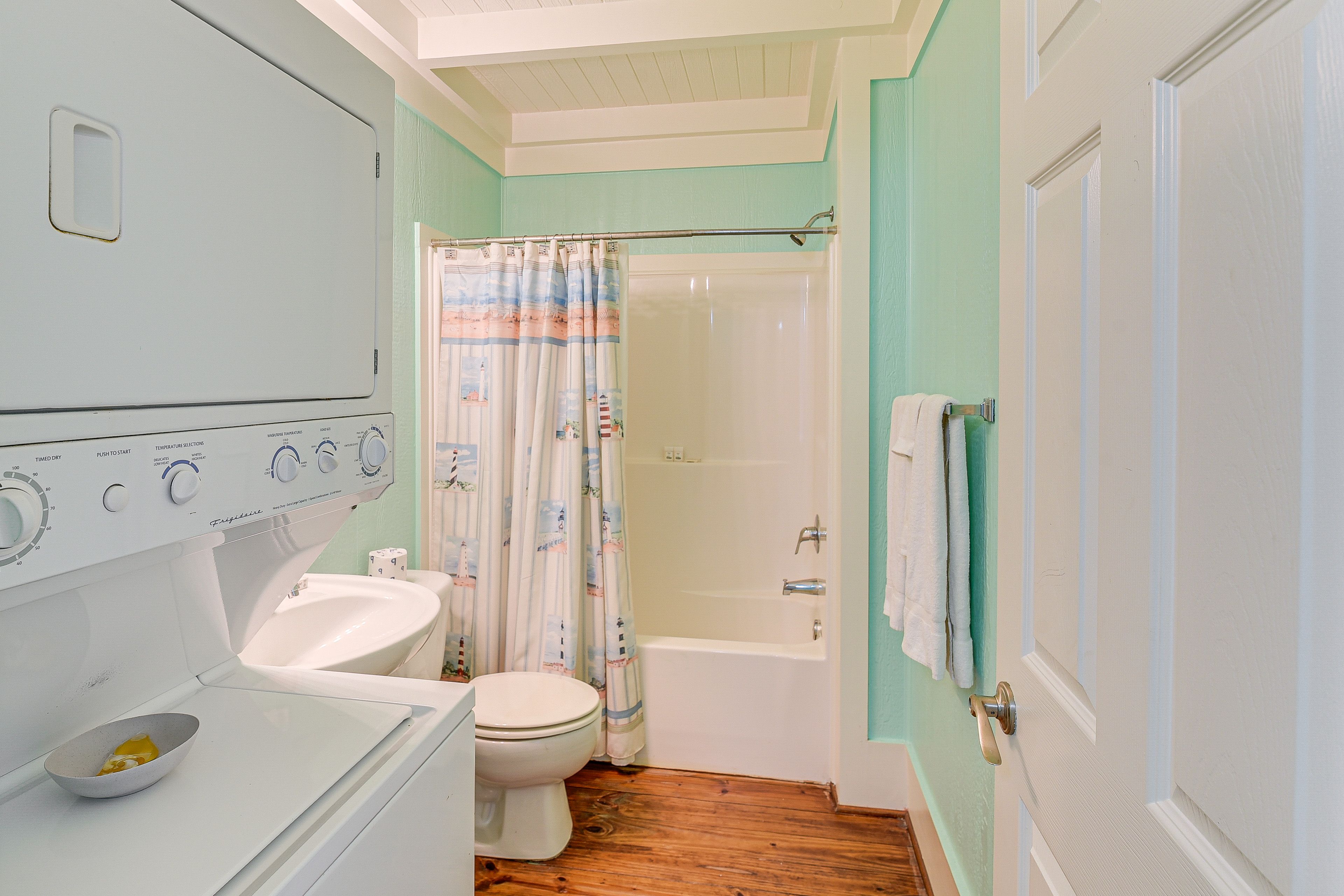 Full Bathroom | 2nd Floor | Washer/Dryer