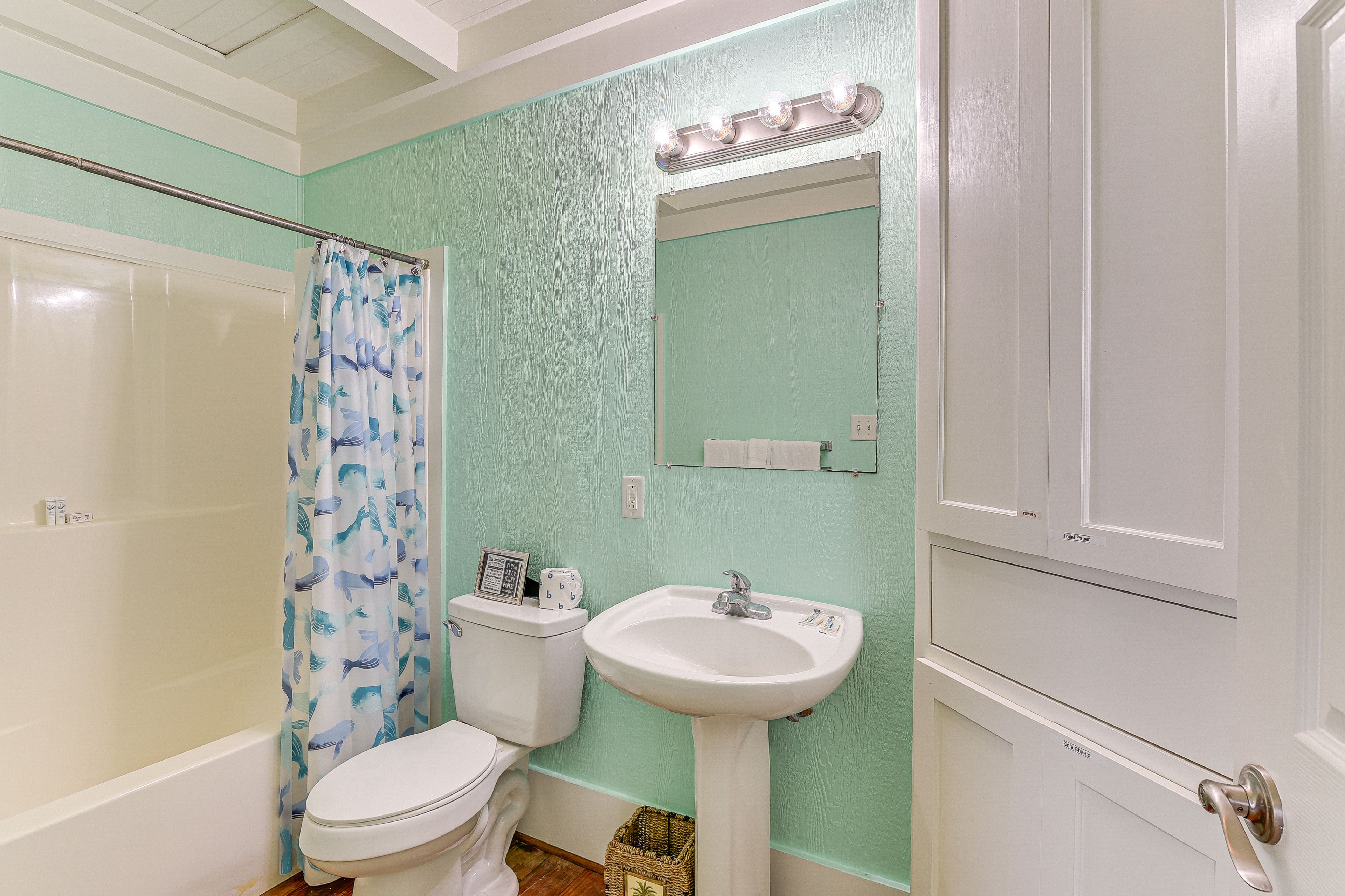 Full Bathroom | 2nd Floor | Towels Provided