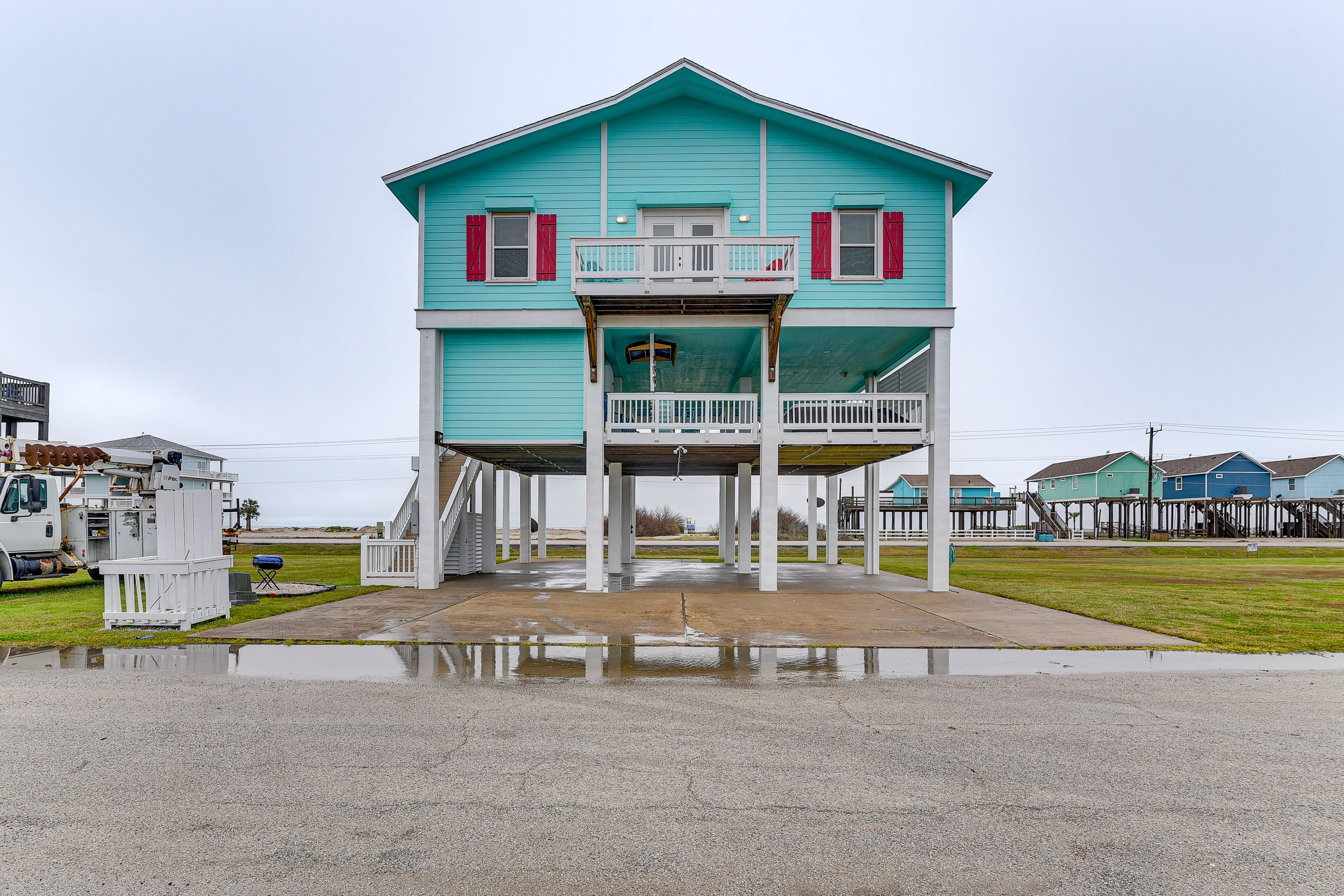 Gilchrist Vacation Rental | 3BR | 3BA | 1,550 Sq Ft | Stairs Required