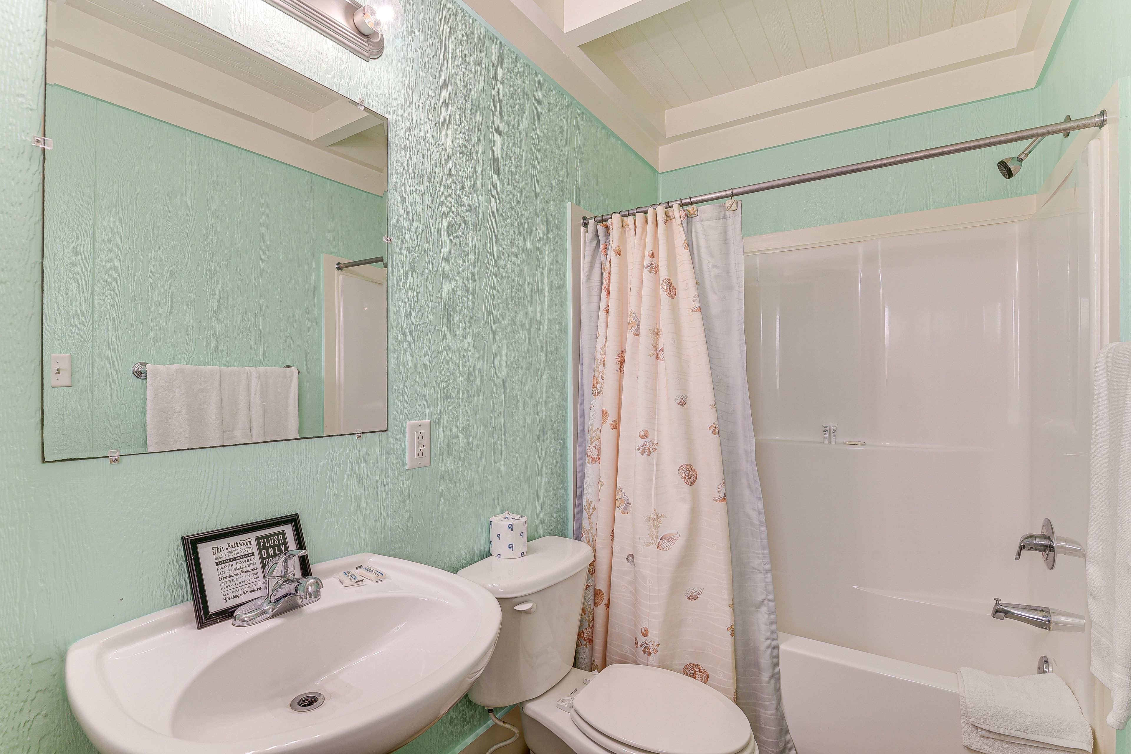 Full Bathroom | 2nd Floor | Complimentary Toiletries