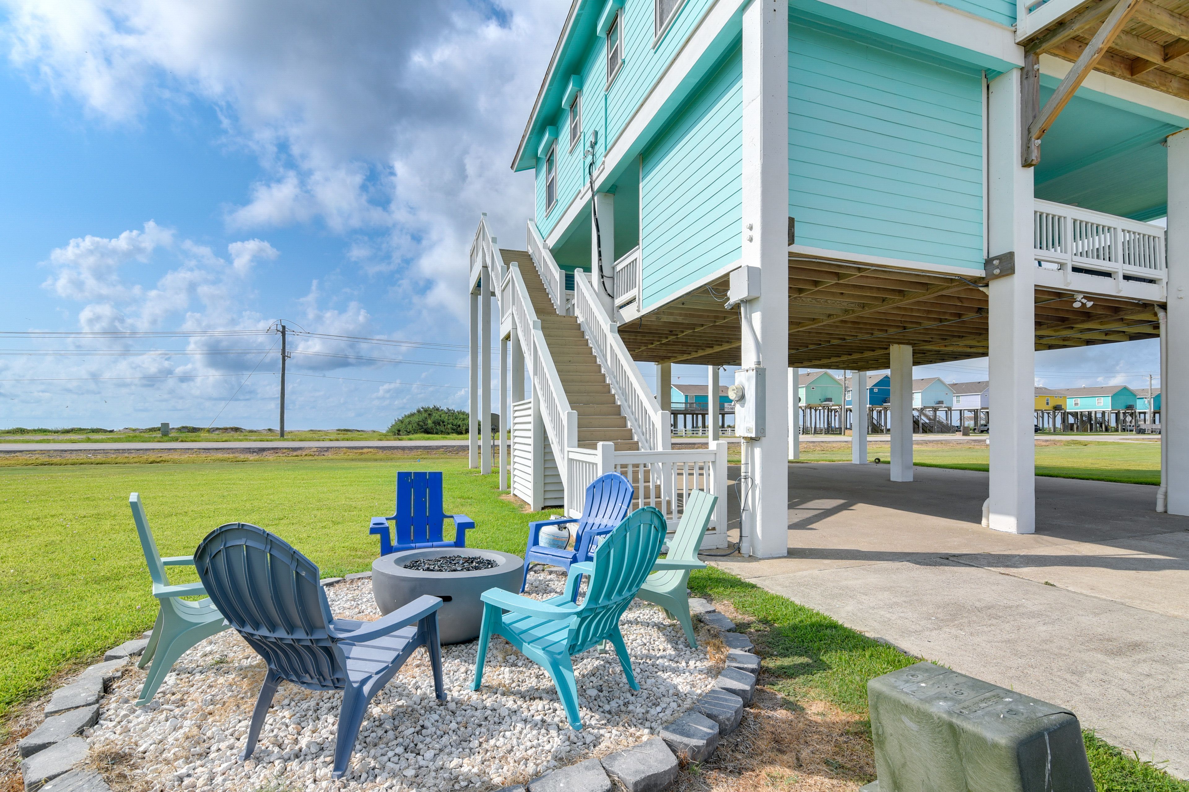 Yard | Fire Pit | Grill | Corn Hole