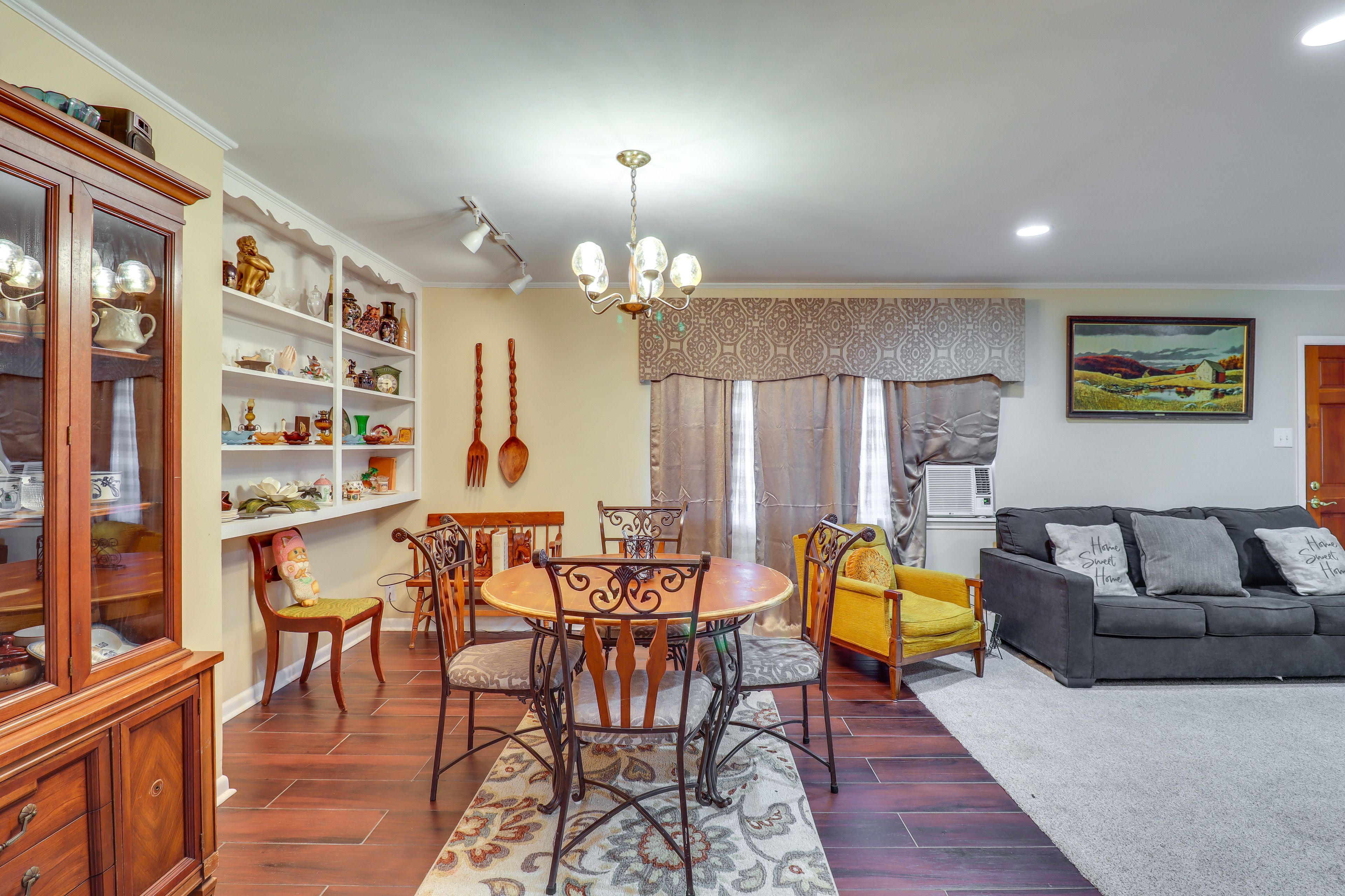 Dining Area | Dishware/Flatware Provided