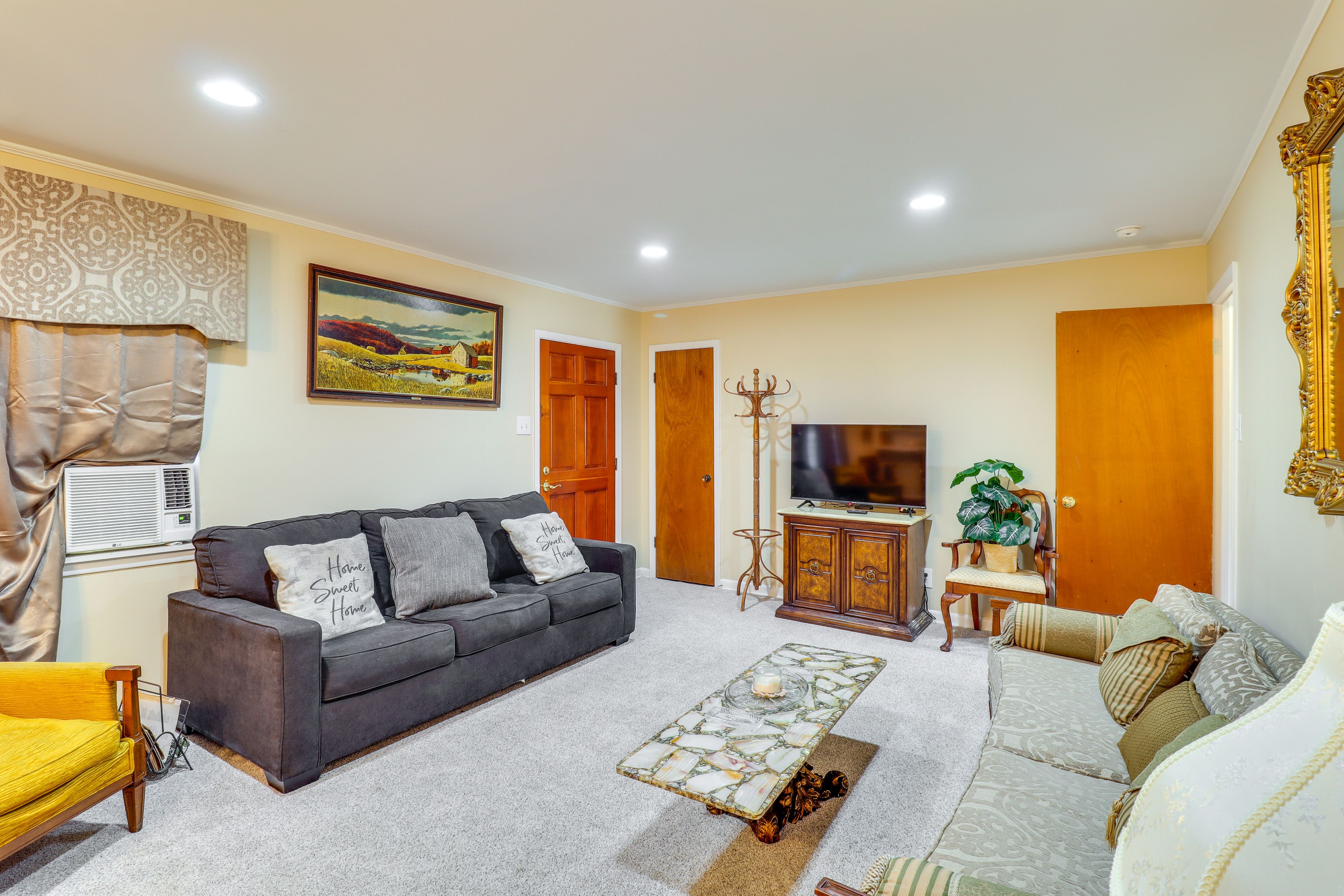 Living Room | Free WiFi | Central Heating | Smart TV | Queen Sleeper Sofa