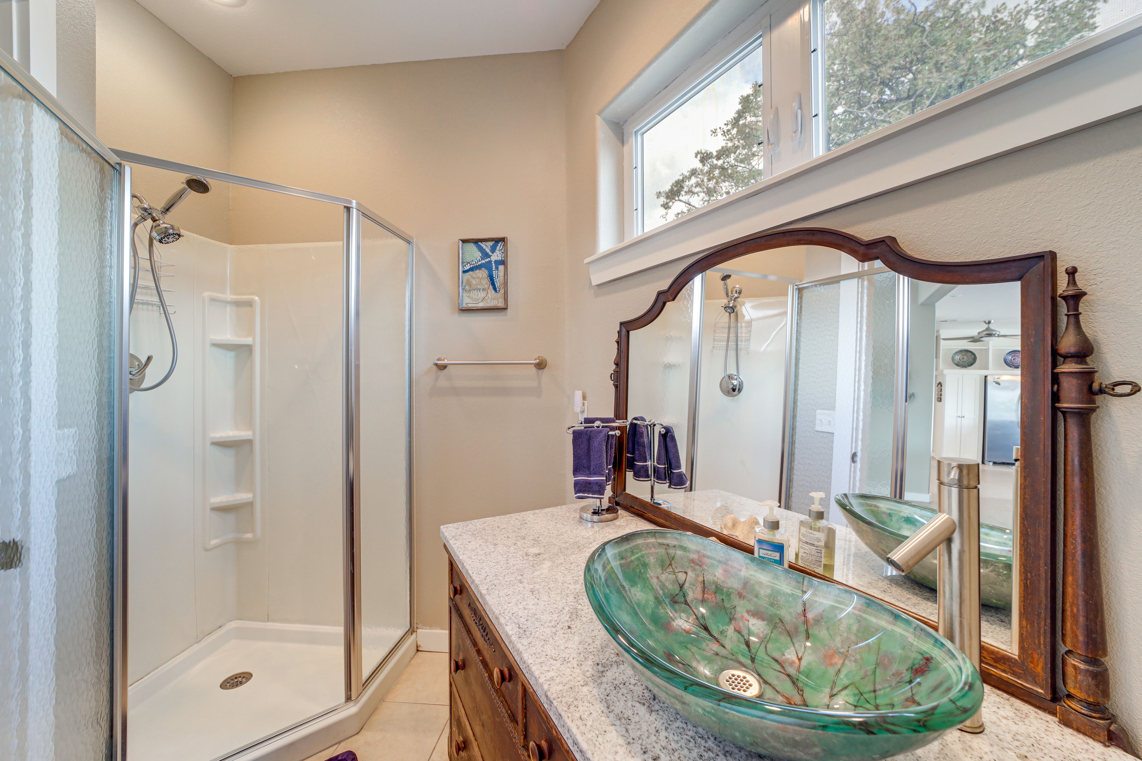 Full Bathroom | 1st Floor | Towels Provided | Hair Dryer