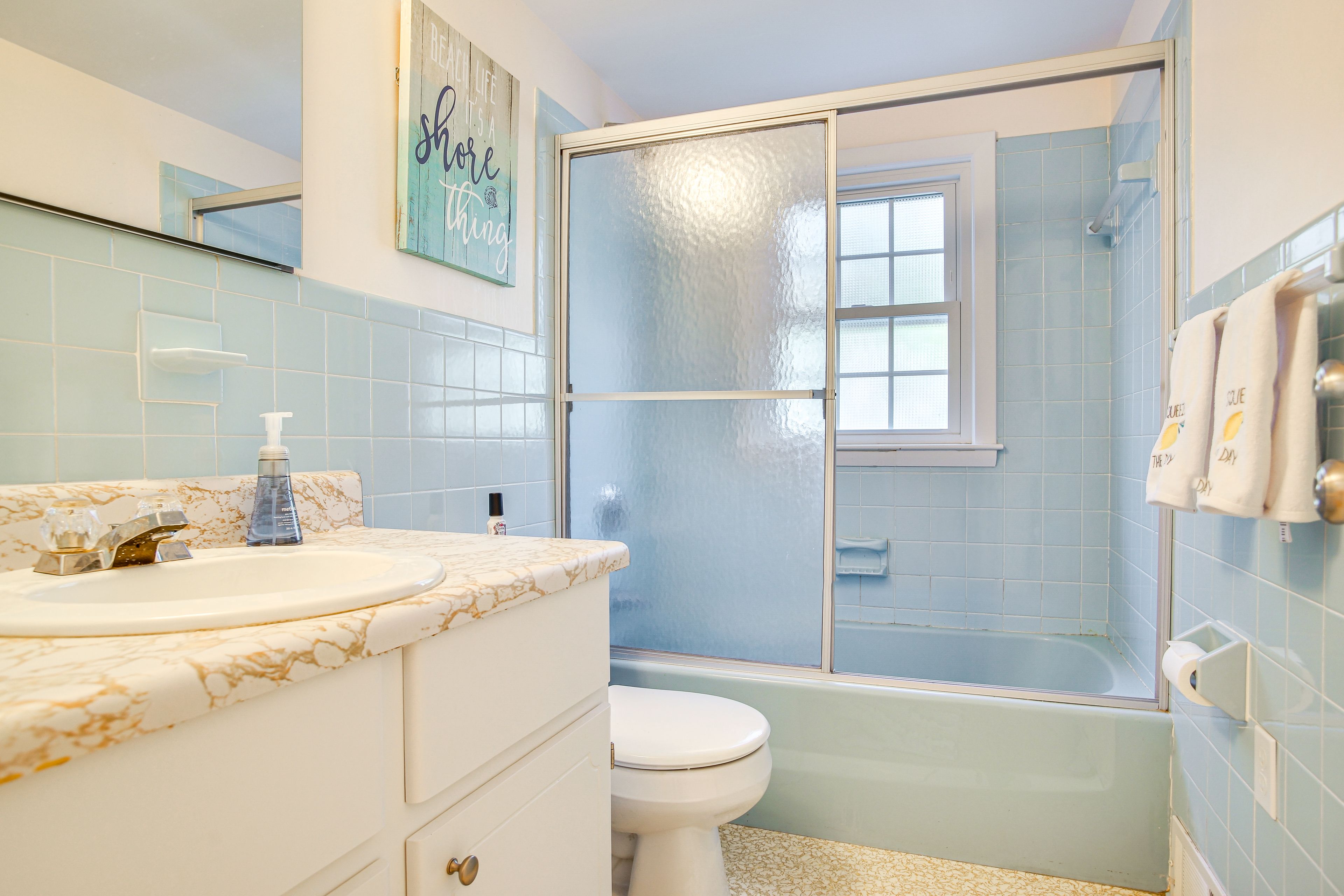 Full Bathroom | 2nd Floor | Towels Provided