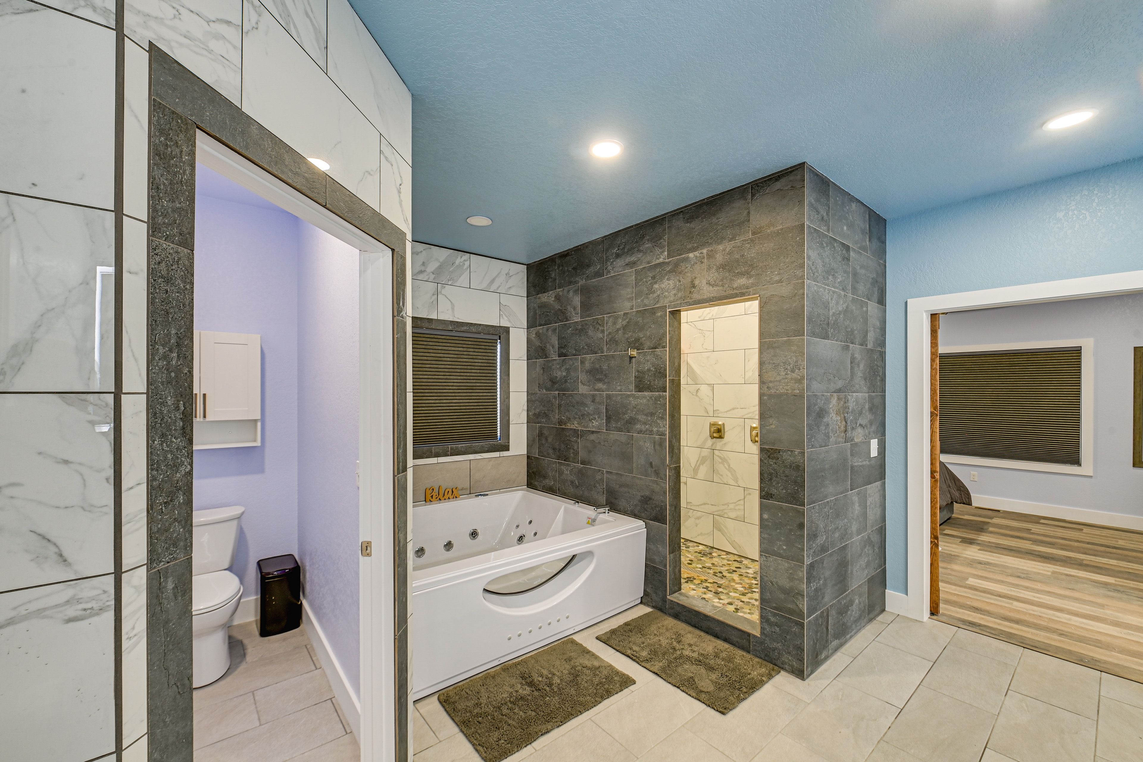 Full Bathroom | 1st Floor | Towels Provided