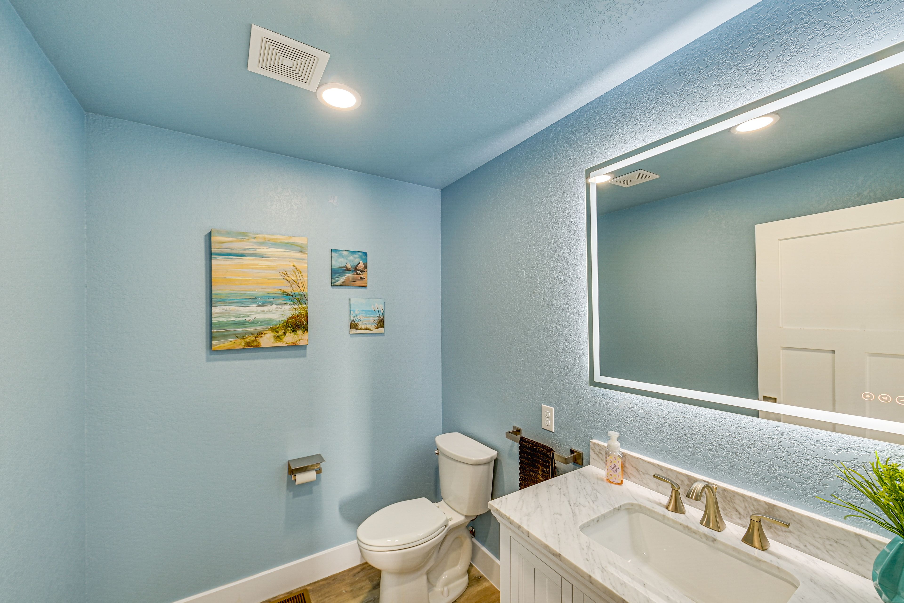 Half Bathroom | 1st Floor | Towels Provided