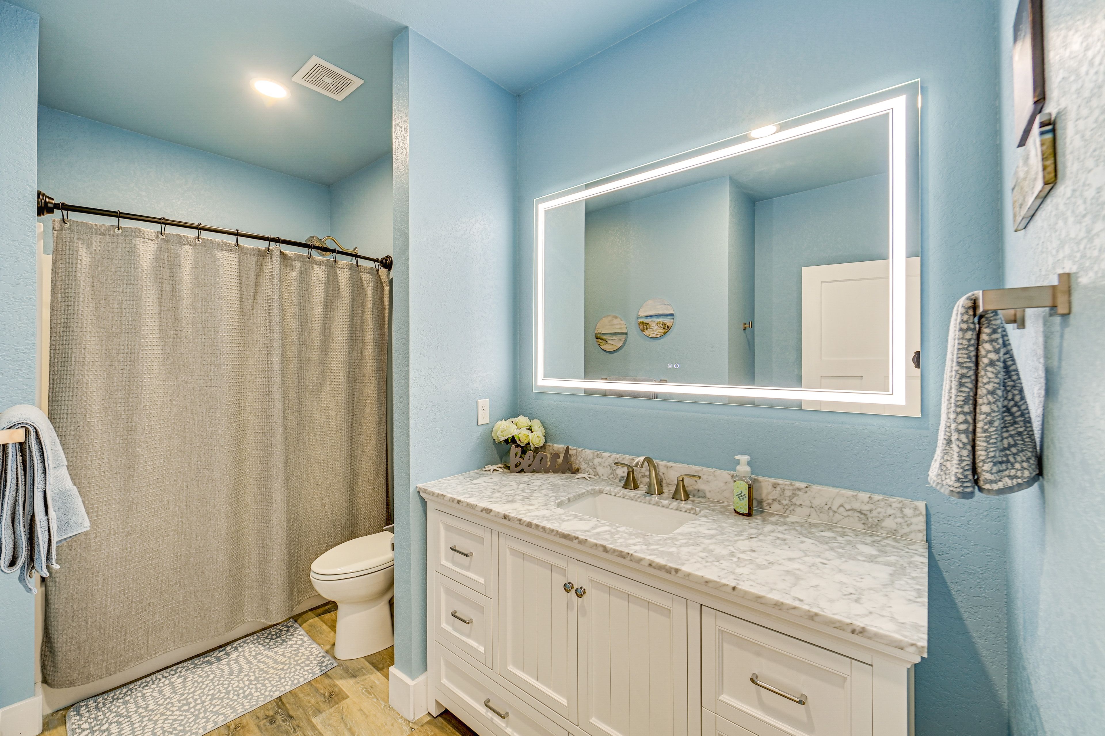 Full Bathroom | 2nd Floor | Towels Provided