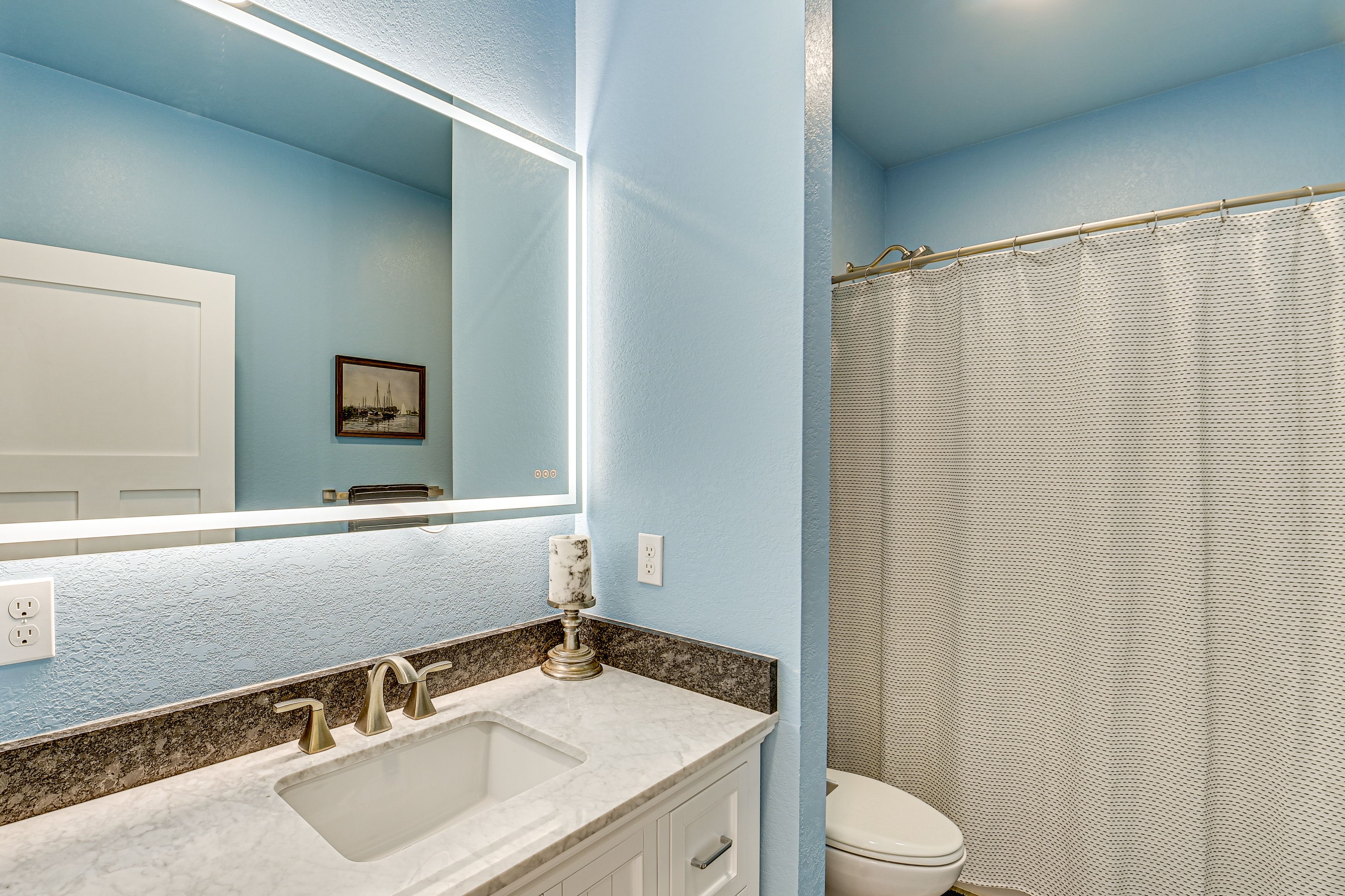 Full Bathroom | 2nd Floor | Towels Provided