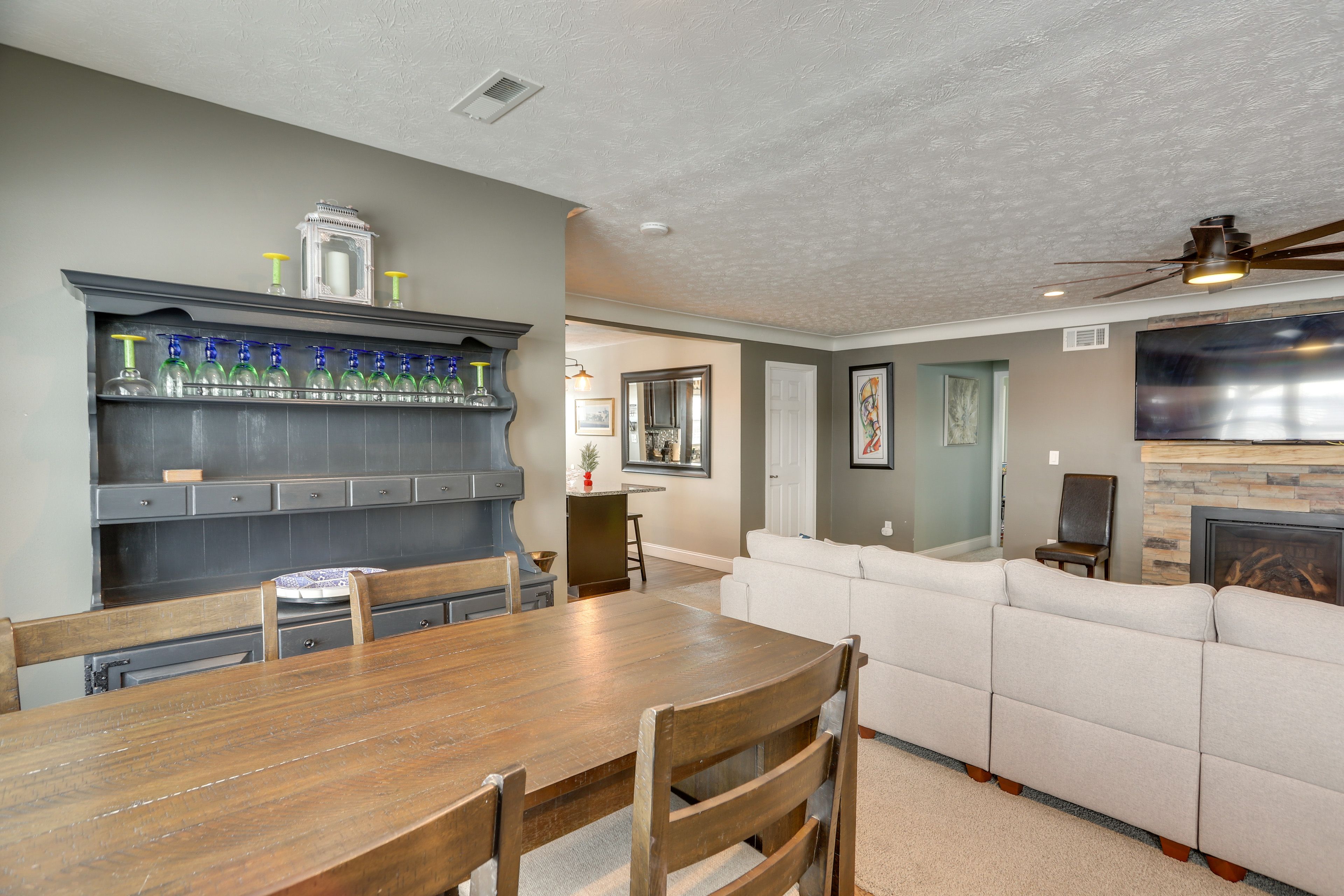 Dining Area | Dishware/Flatware Provided