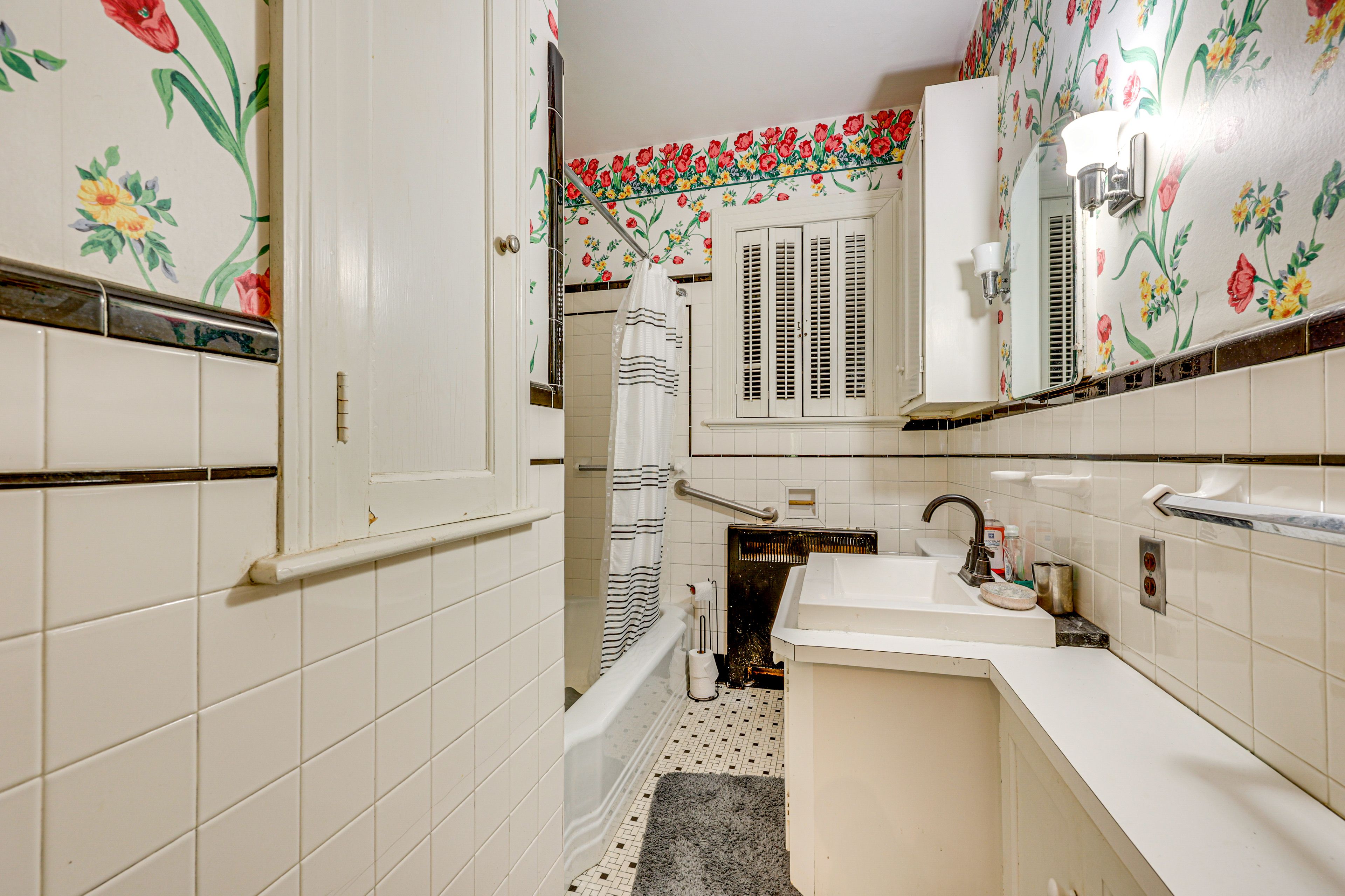 Full Bathroom | 1st Floor | Complimentary Toiletries