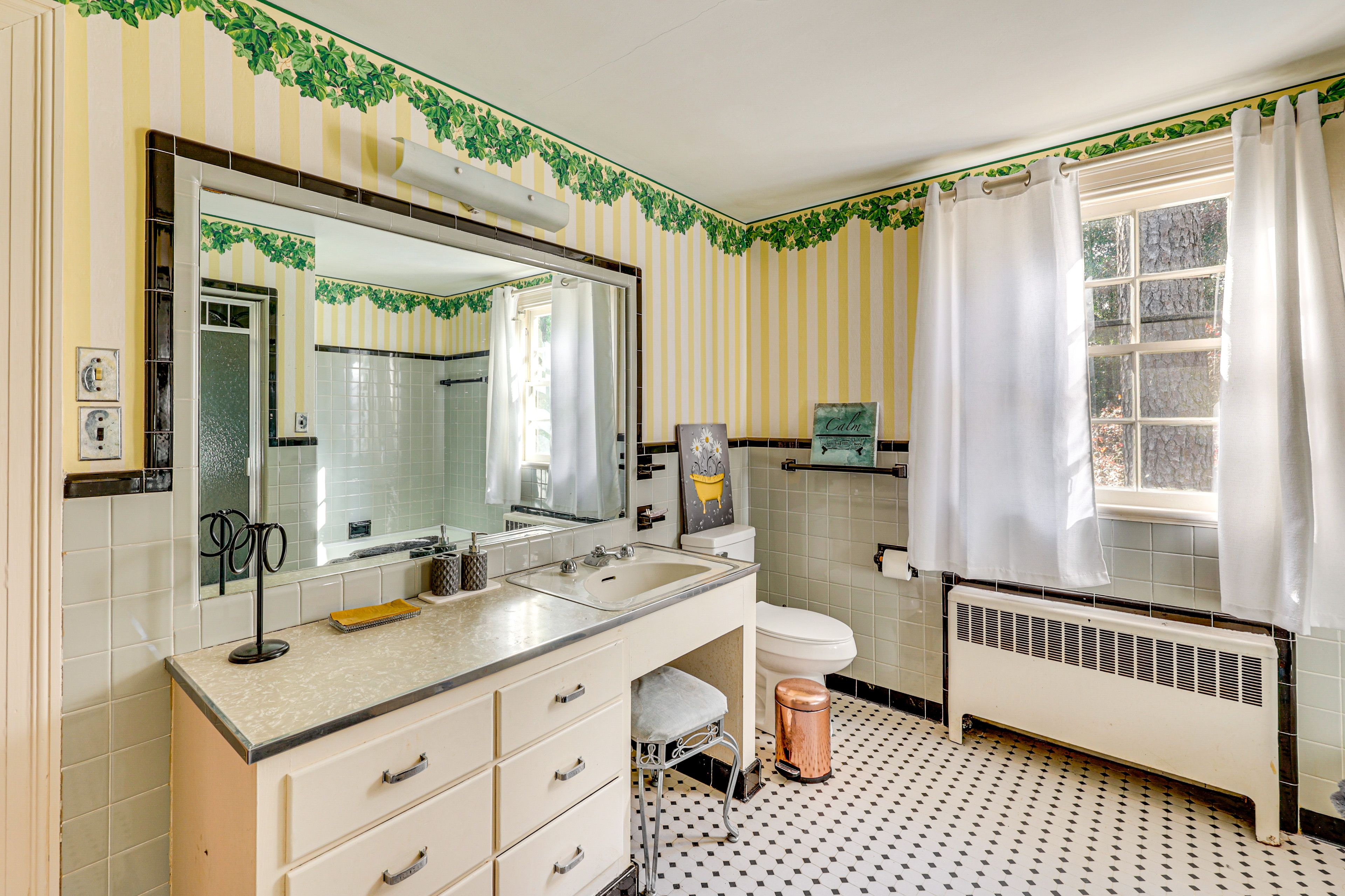 Full Bathroom | 2nd Floor