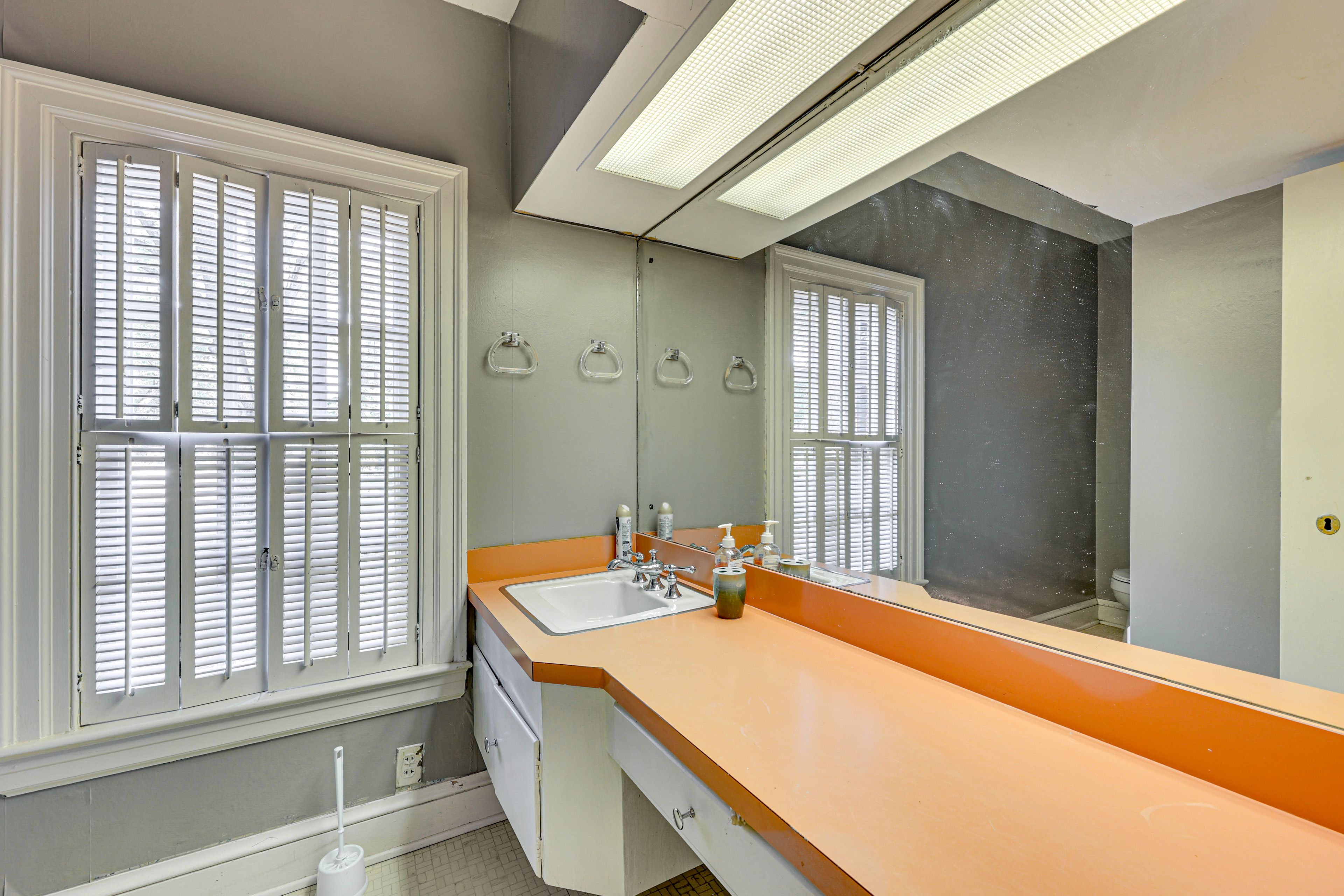 Half Bathroom | 1st Floor | Towels Provided