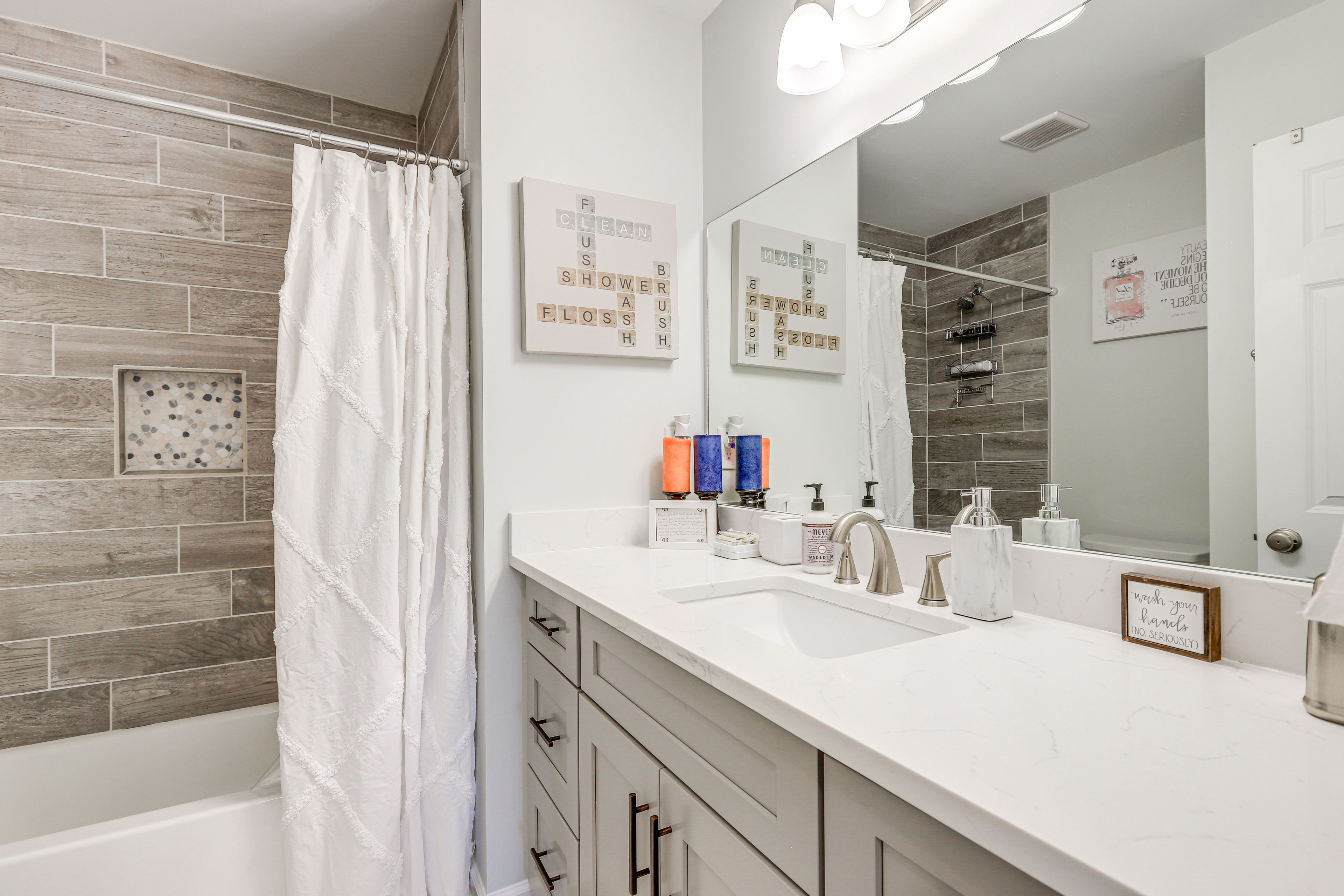 Full Bathroom | 2nd Floor | Towels Provided