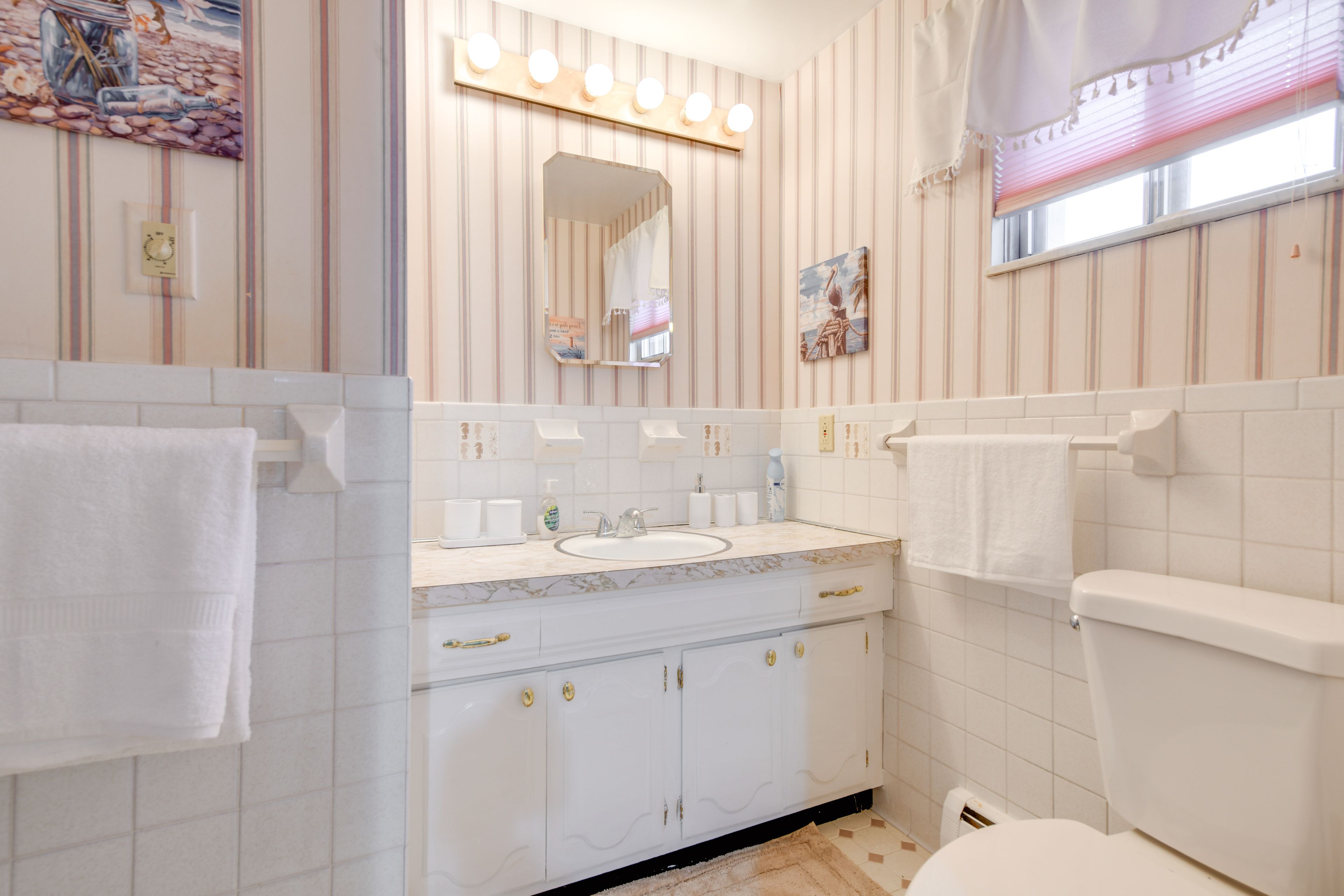 En-Suite Bathroom | Upper Level | Towels Provided