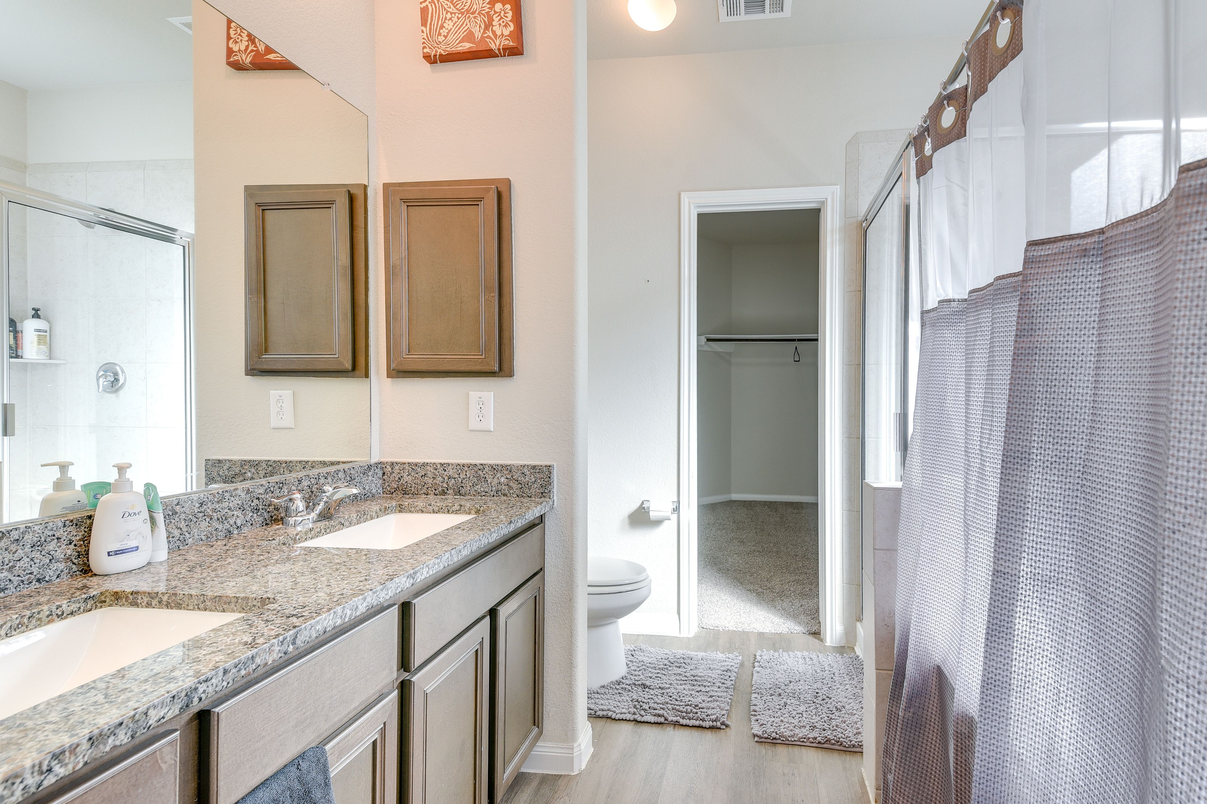 Full Bathroom | Towels Provided | 1st Floor