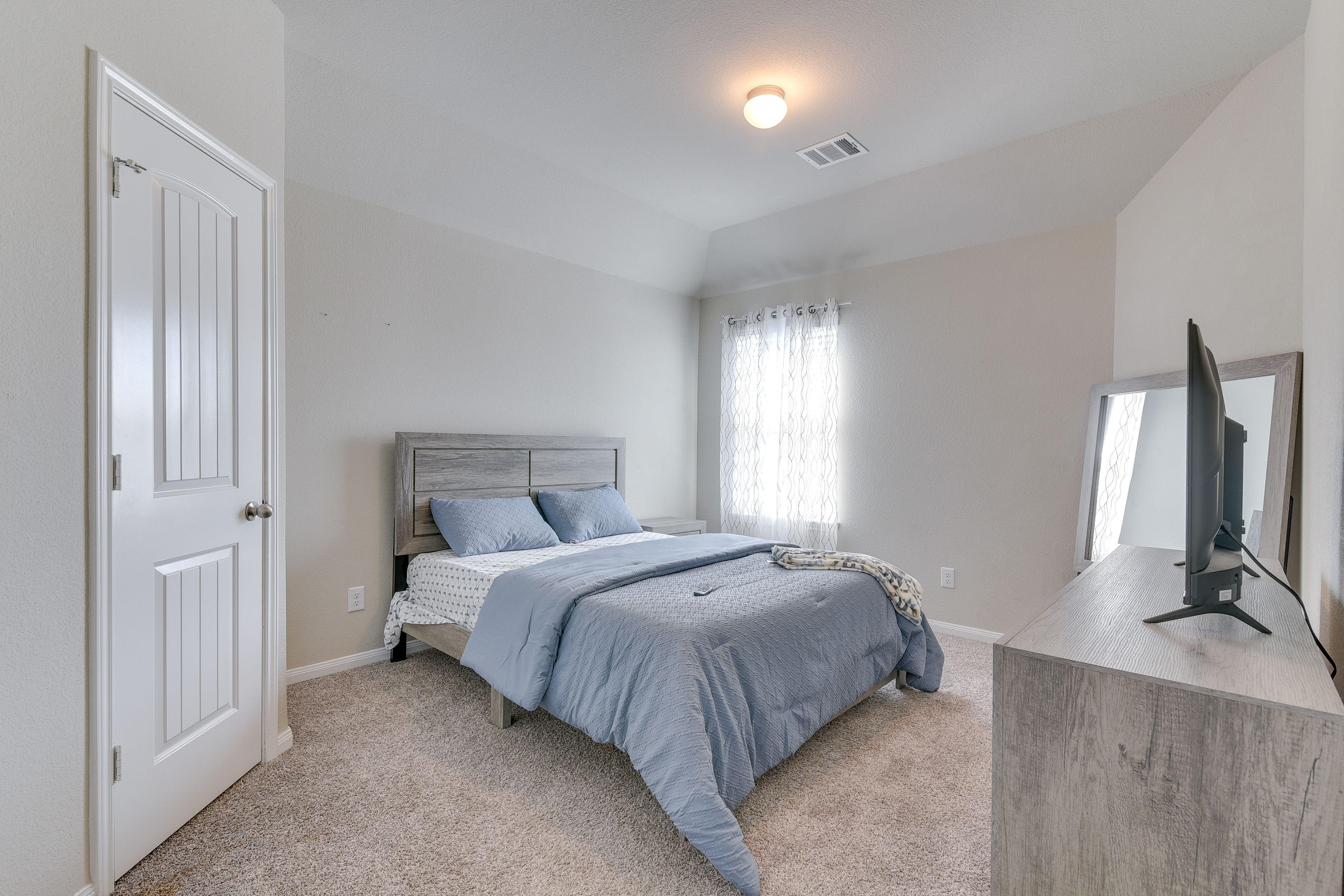 Bedroom 3 | Queen Bed | Smart TV | 2nd Floor
